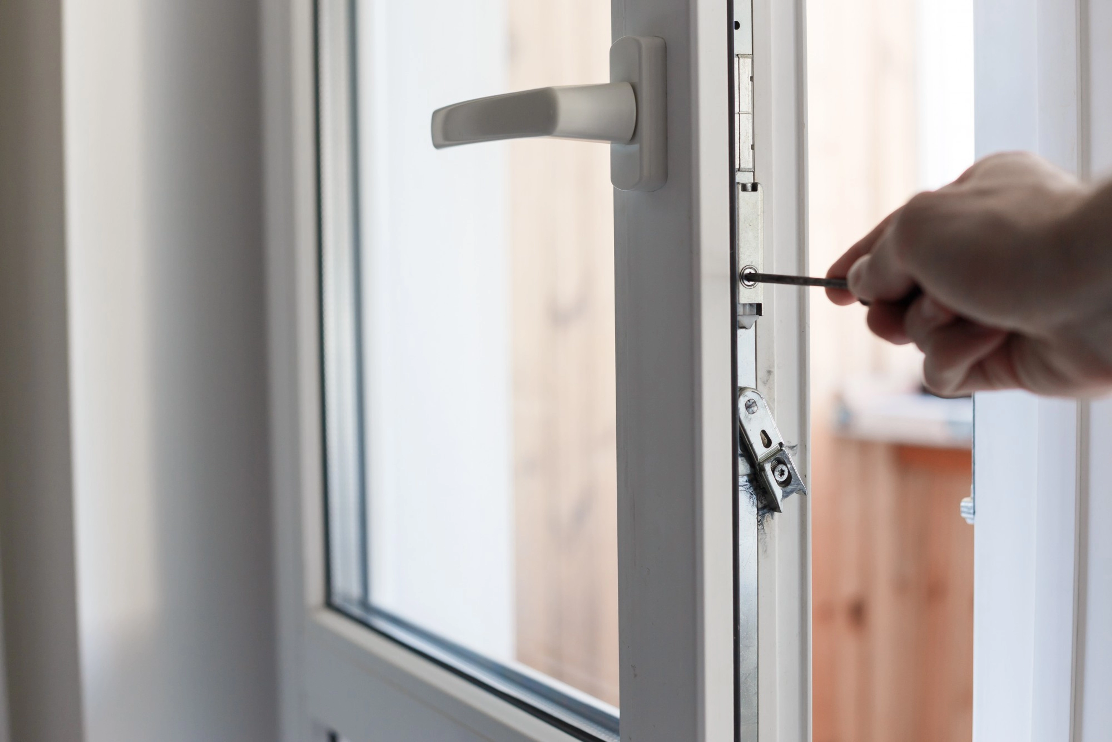 Poignée fenêtre tourne dans le vide : solutions rapides