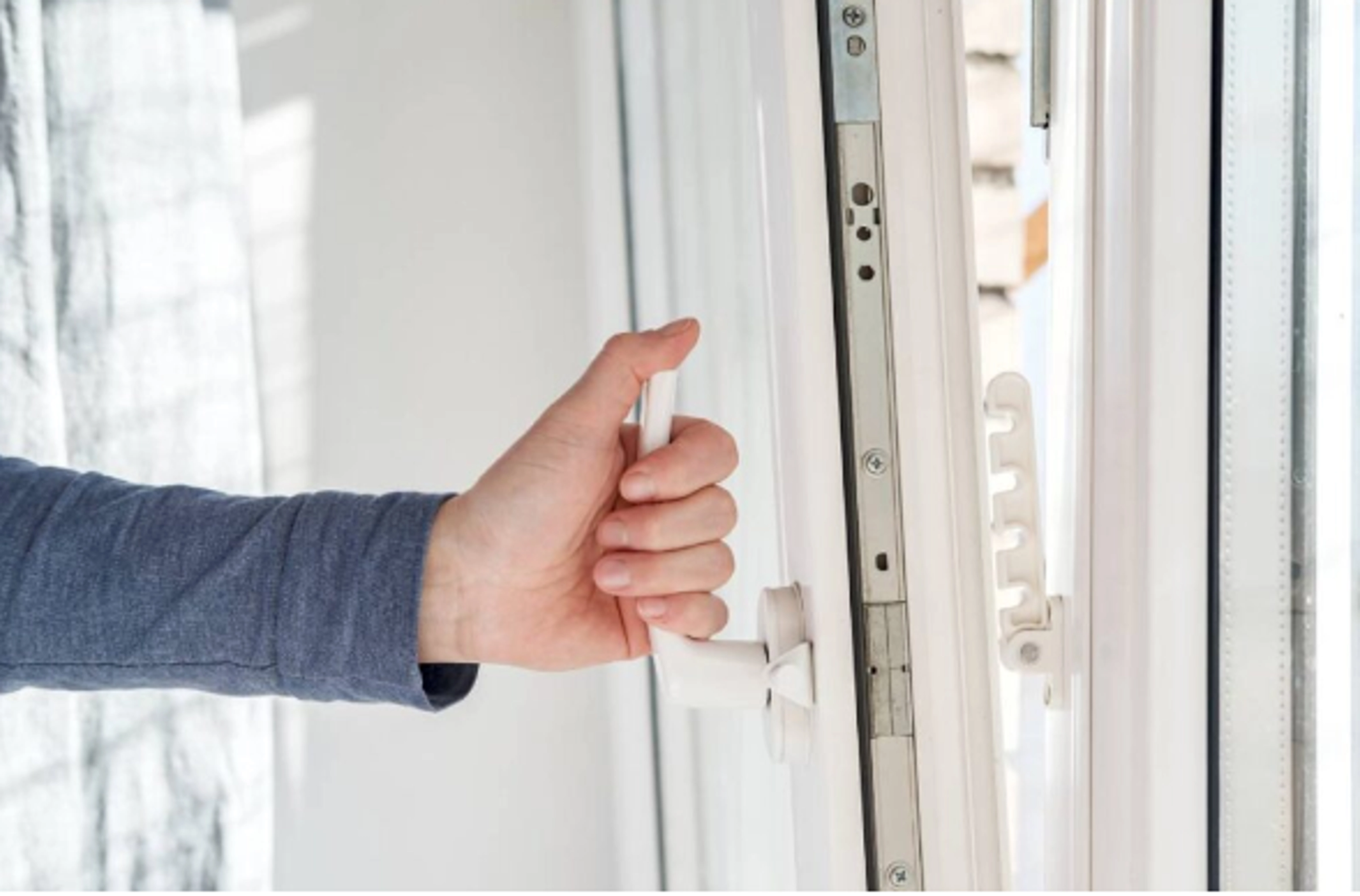 Comment réparer une poignée de porte branlante ?