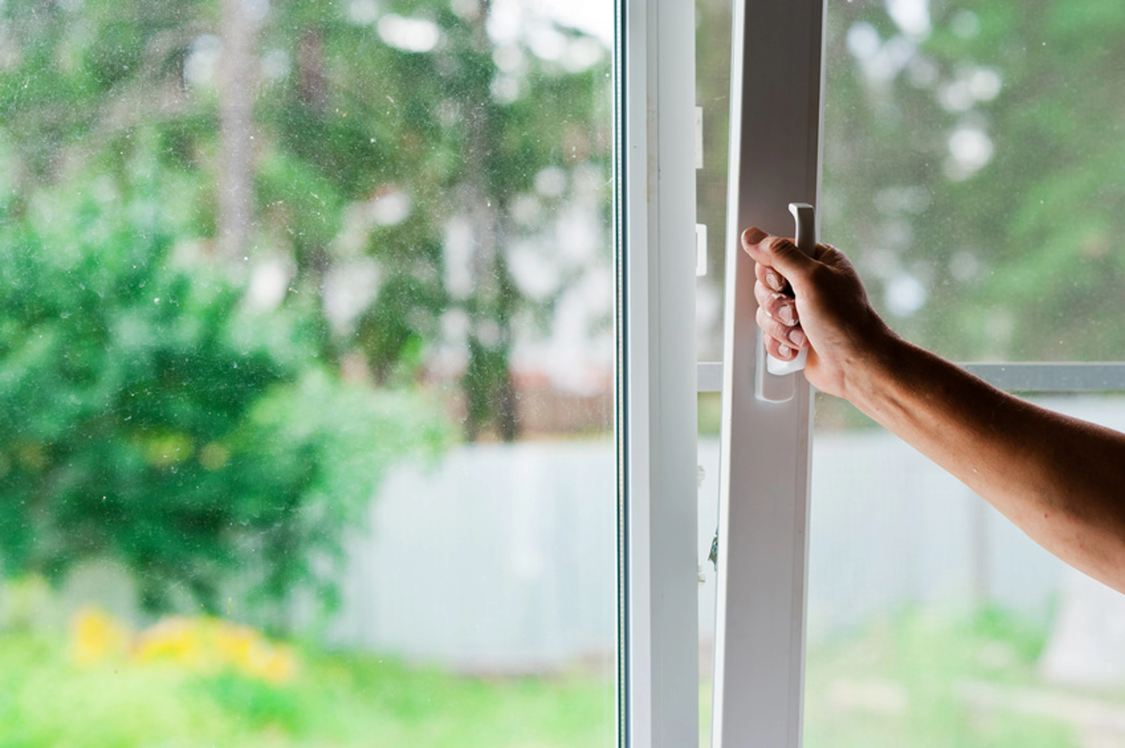 Poignée fenêtre tourne dans le vide : solutions rapides