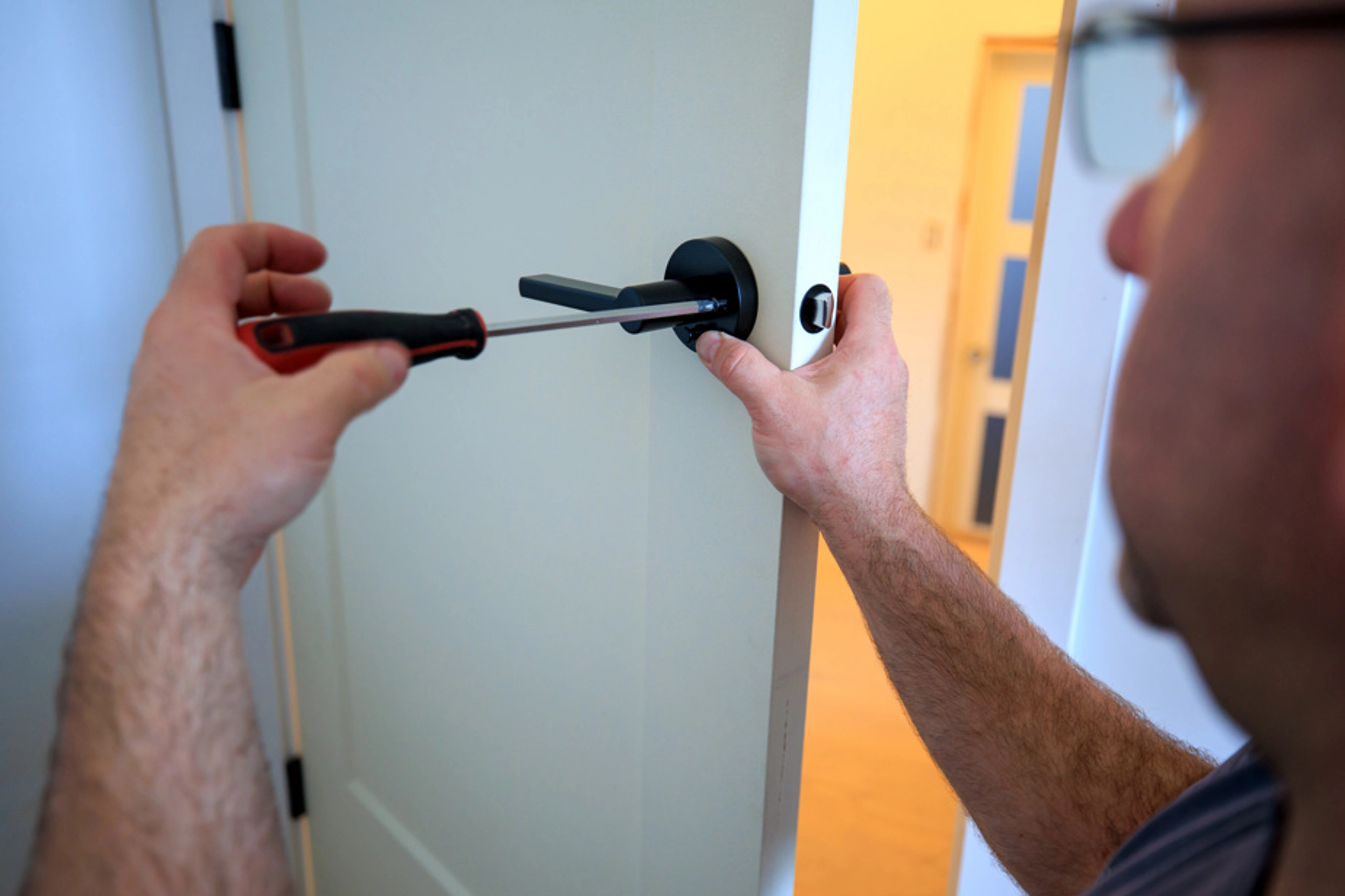 Comment réparer une poignée de porte branlante ?