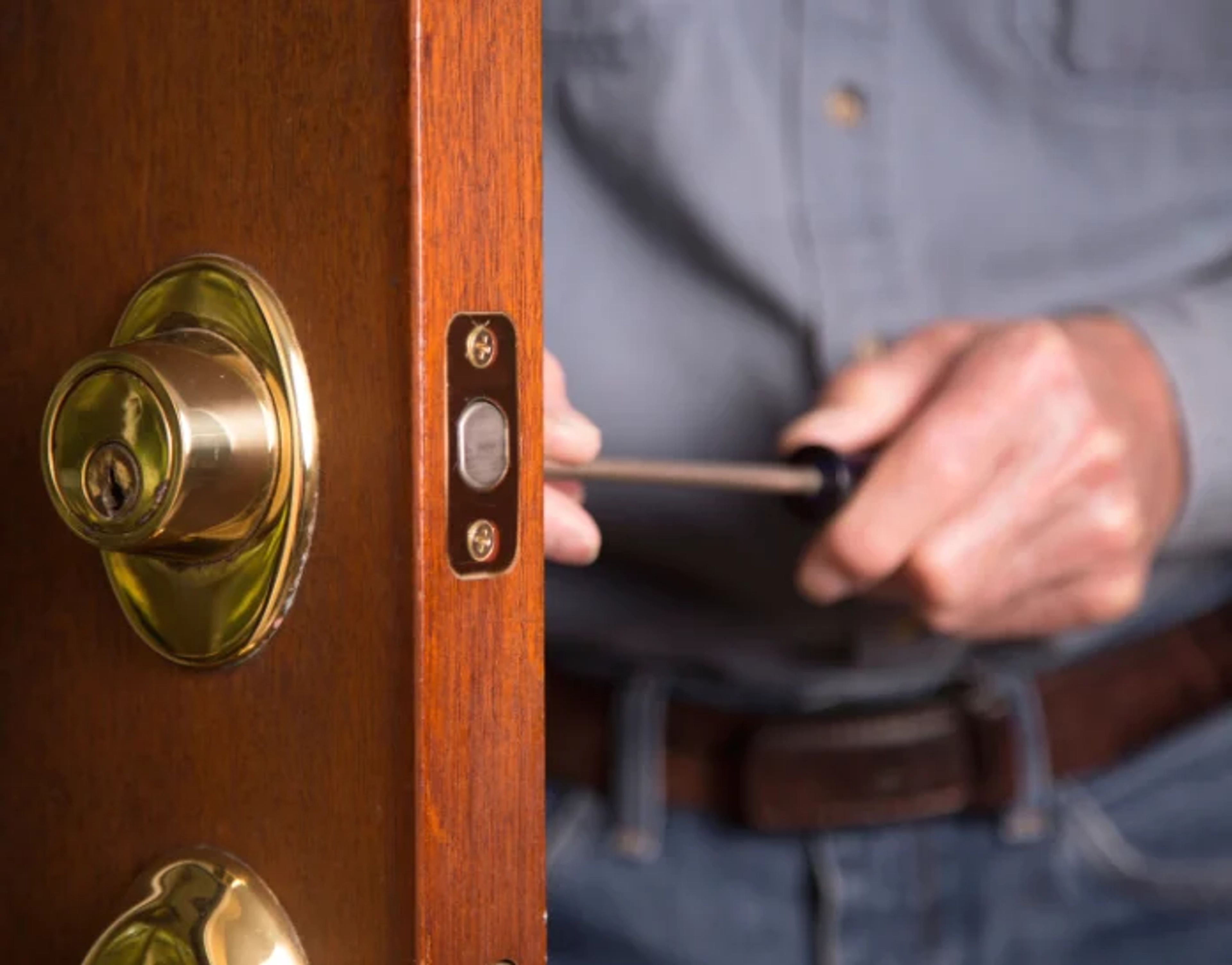 Comment démonter une poignée de porte sans vis apparente ?