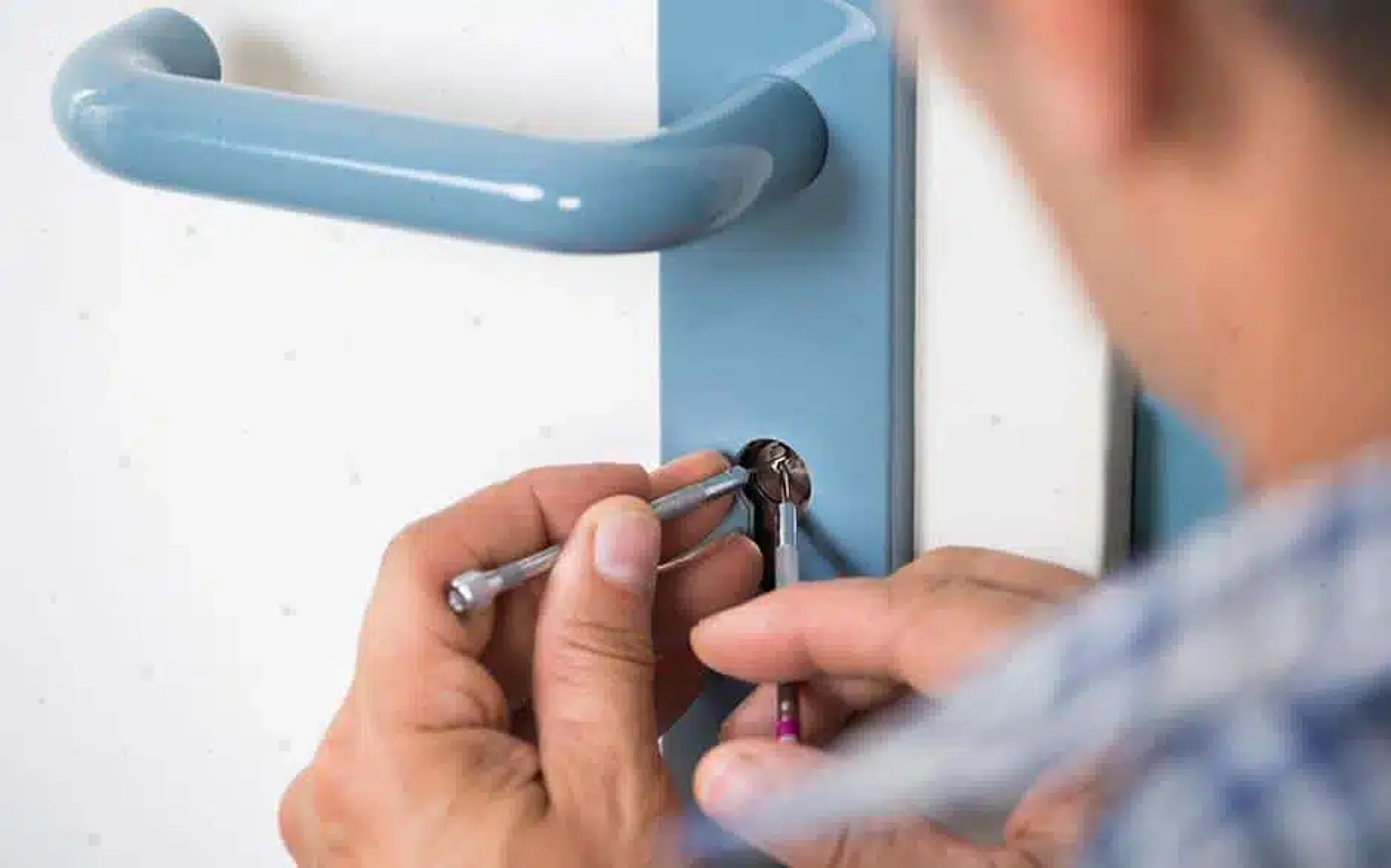 Pêne de porte qui bloque : causes et réparations