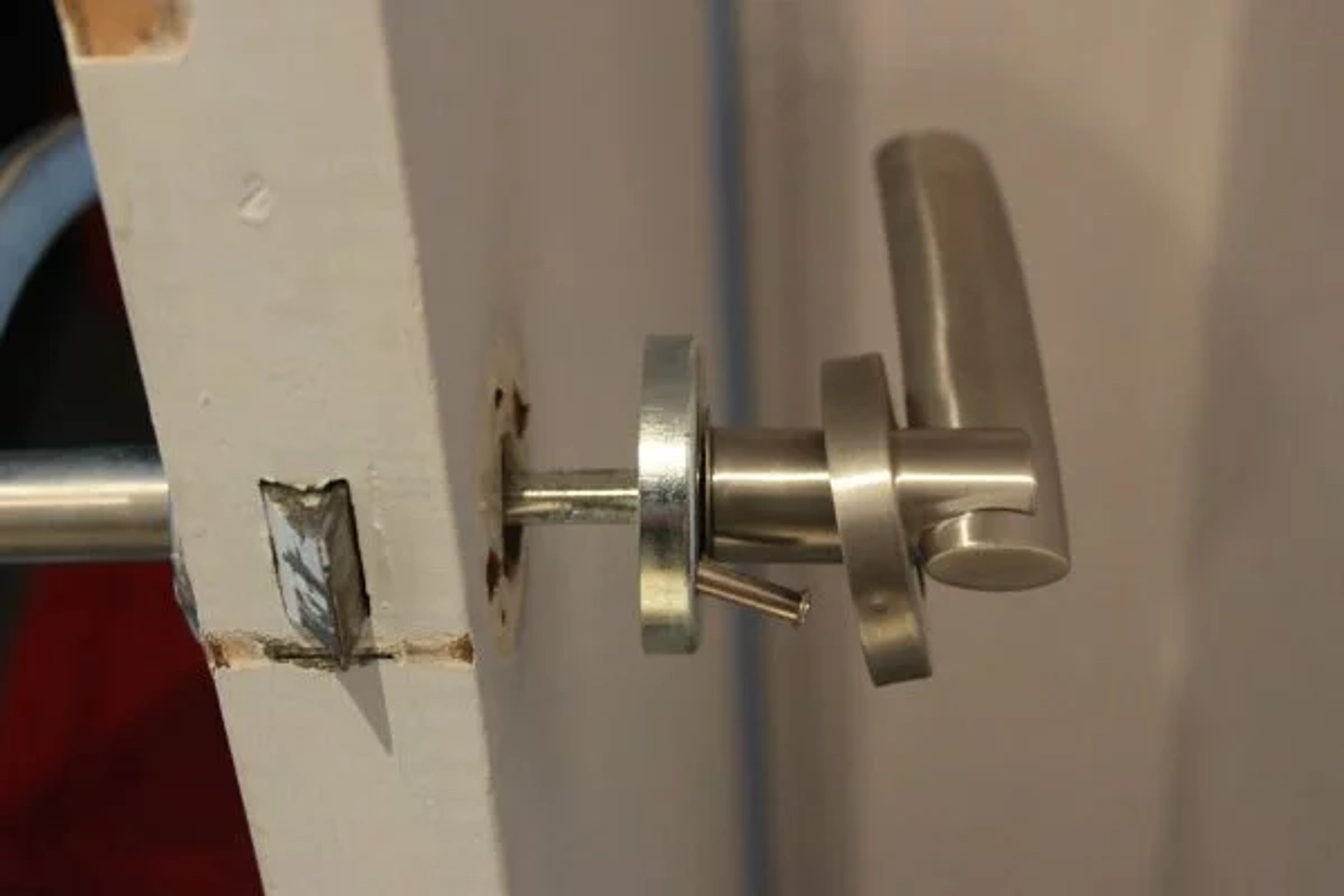 Poignée de porte impossible à enlever : quelles solutions ?