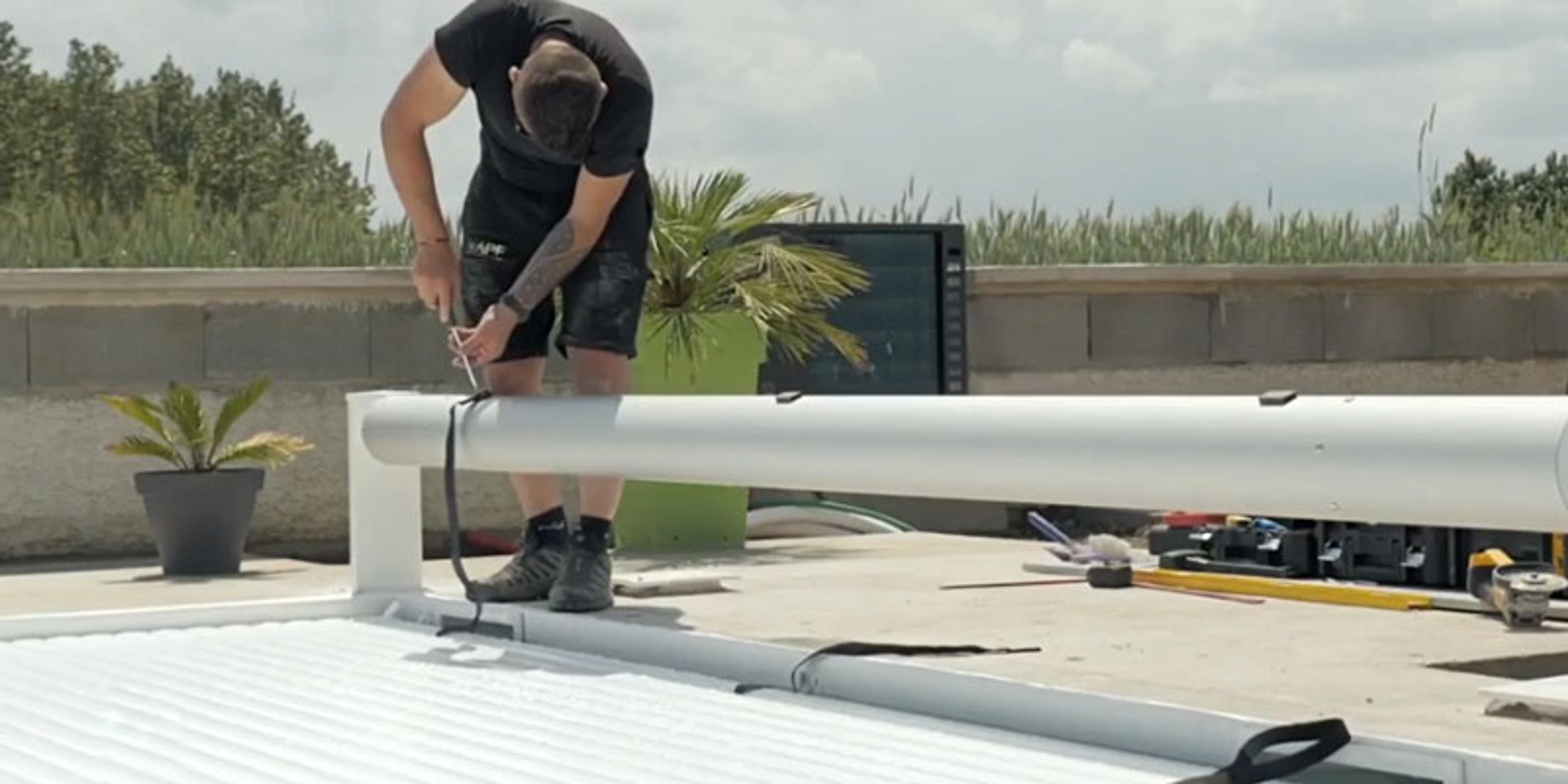 Volet piscine immergé bloqué : quelles solutions ?