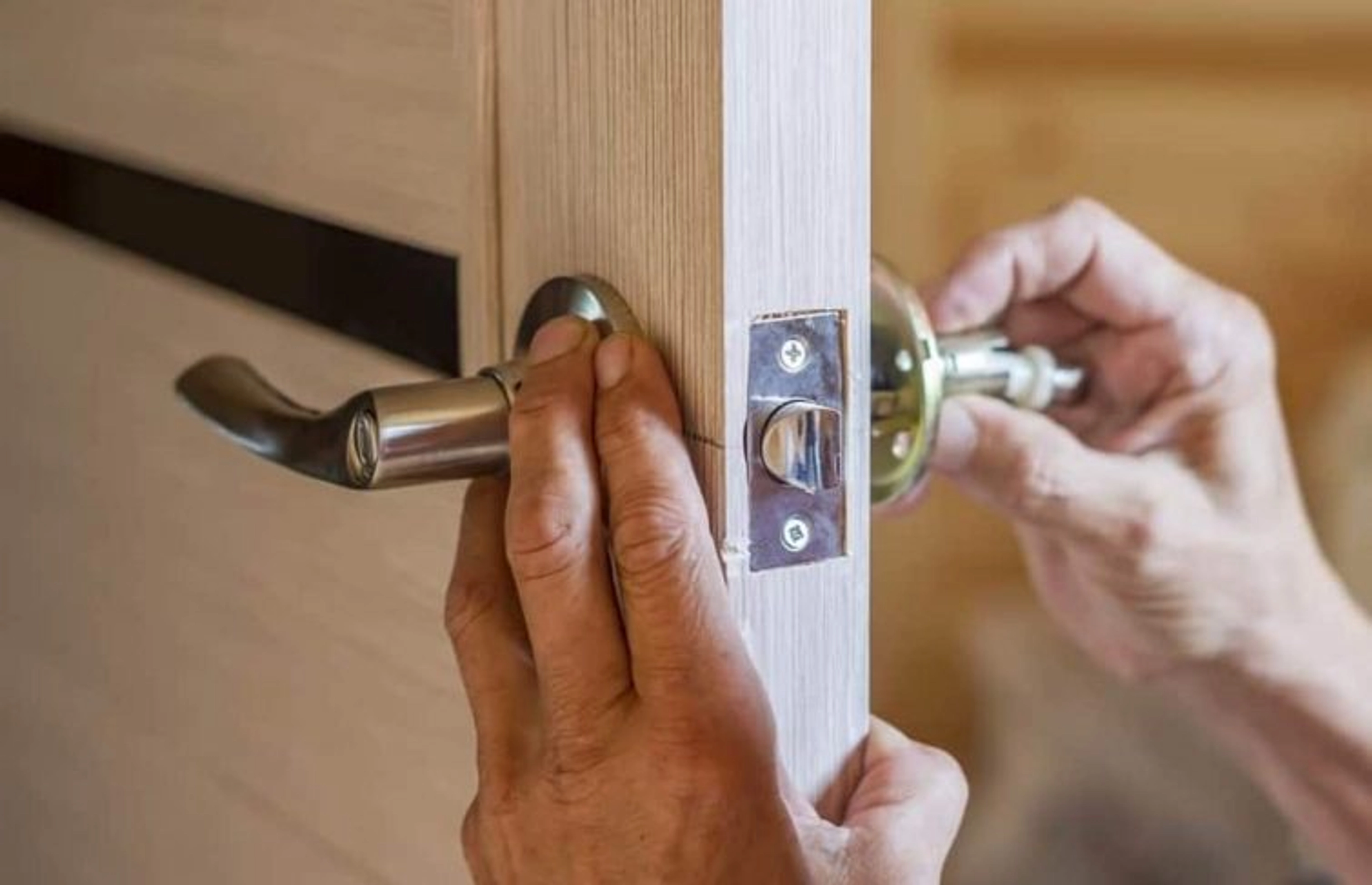 Poignée de porte impossible à enlever : quelles solutions ?