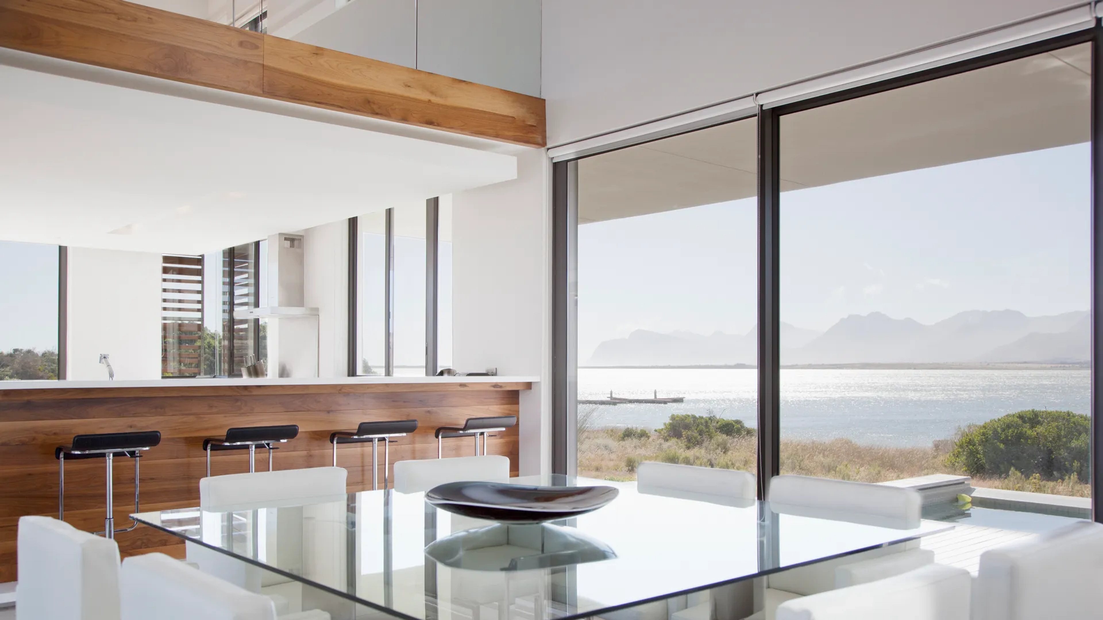 Ma baie vitrée laisse passer l’air : Que faire ?