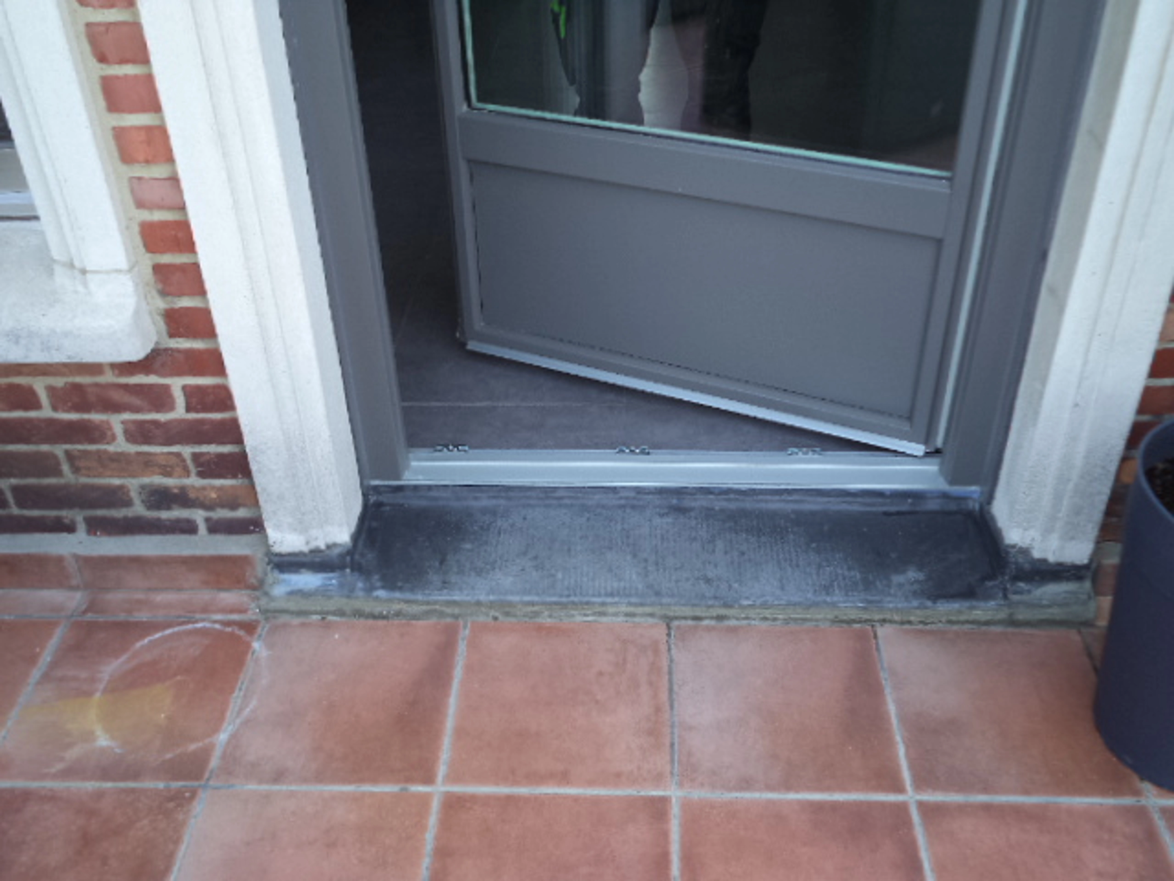 Comment effectuer le réglage hauteur porte d’entrée ?