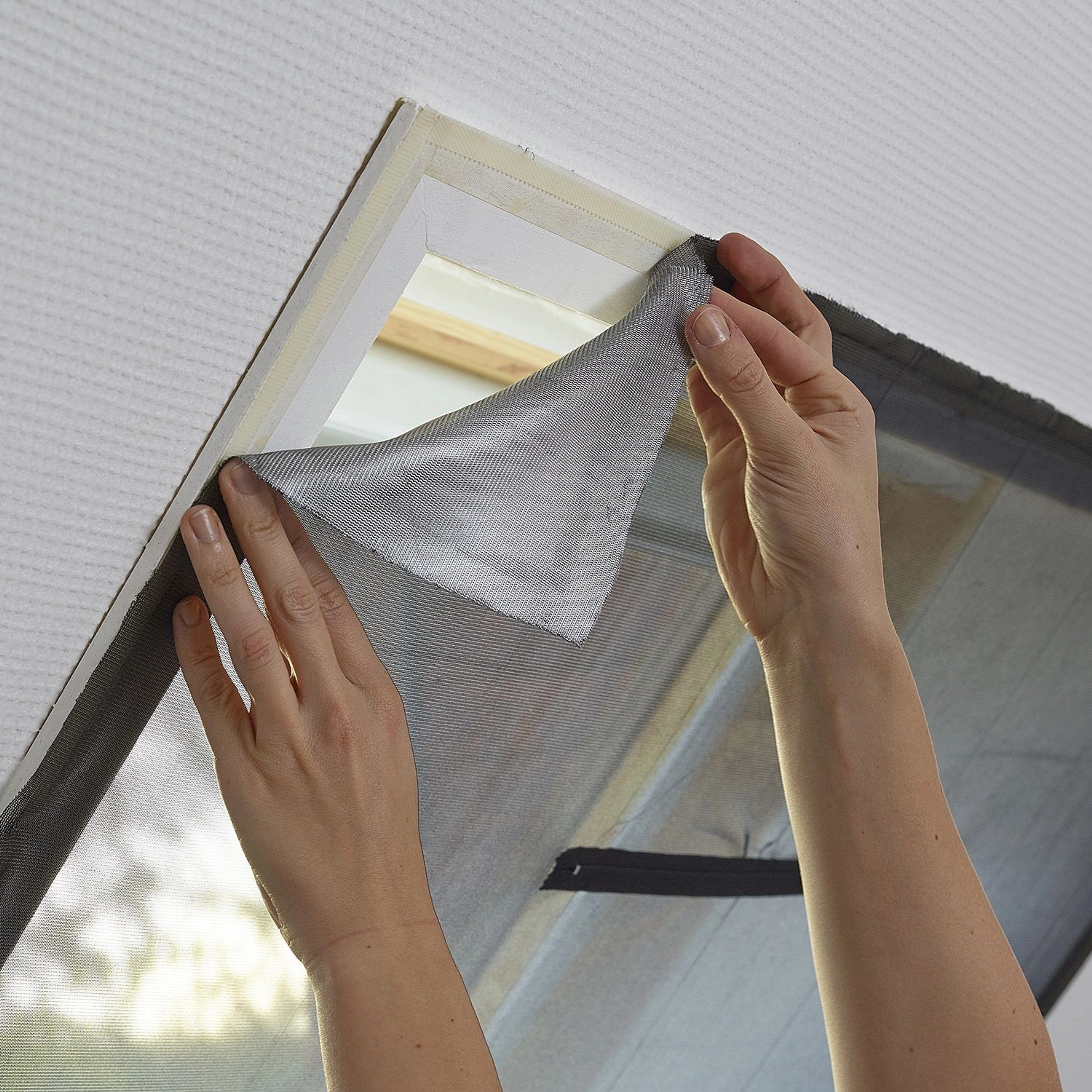 Comment poser une moustiquaire velcro ?