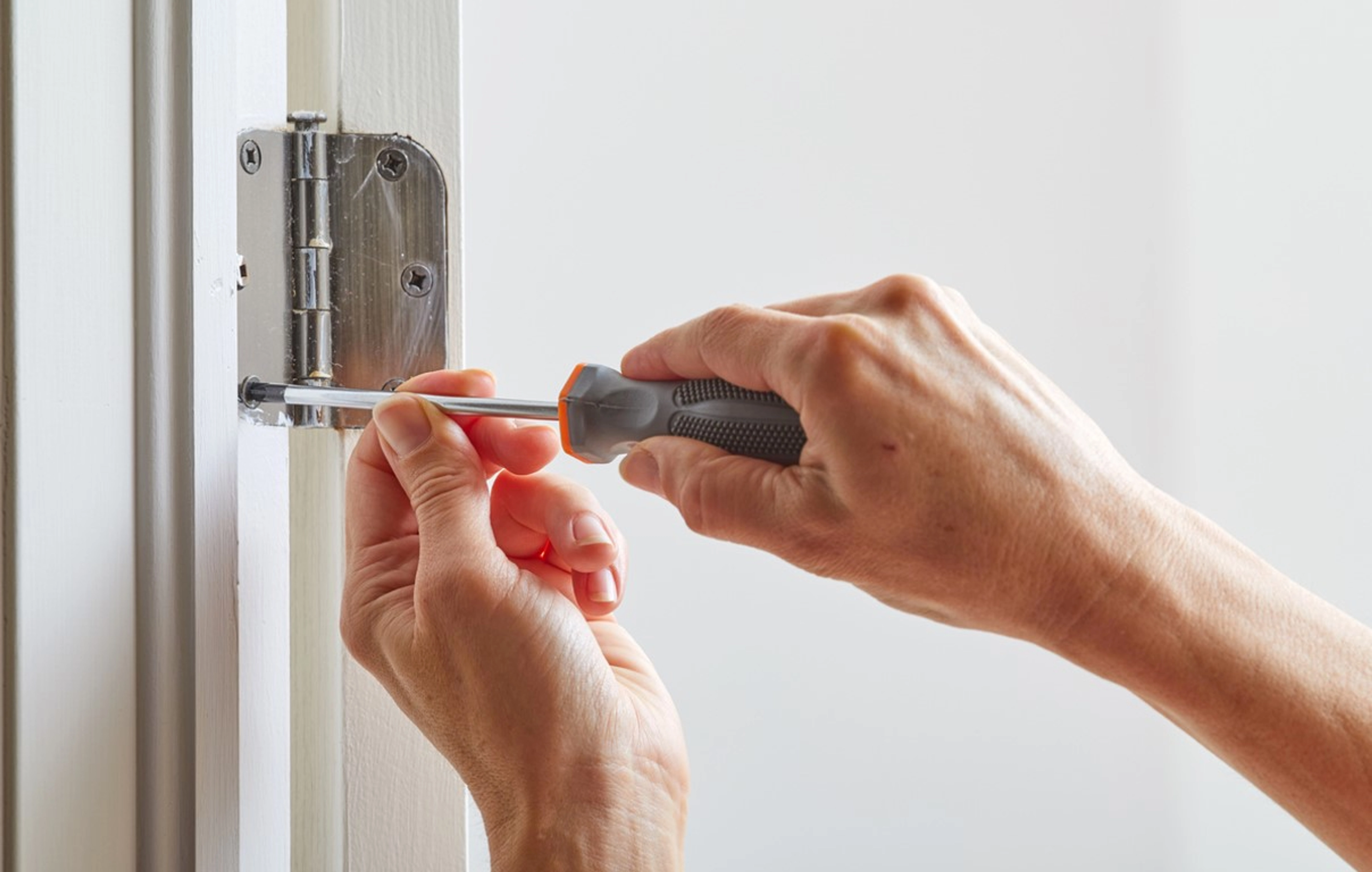 Porte qui grince sans dégonder : que faire ?