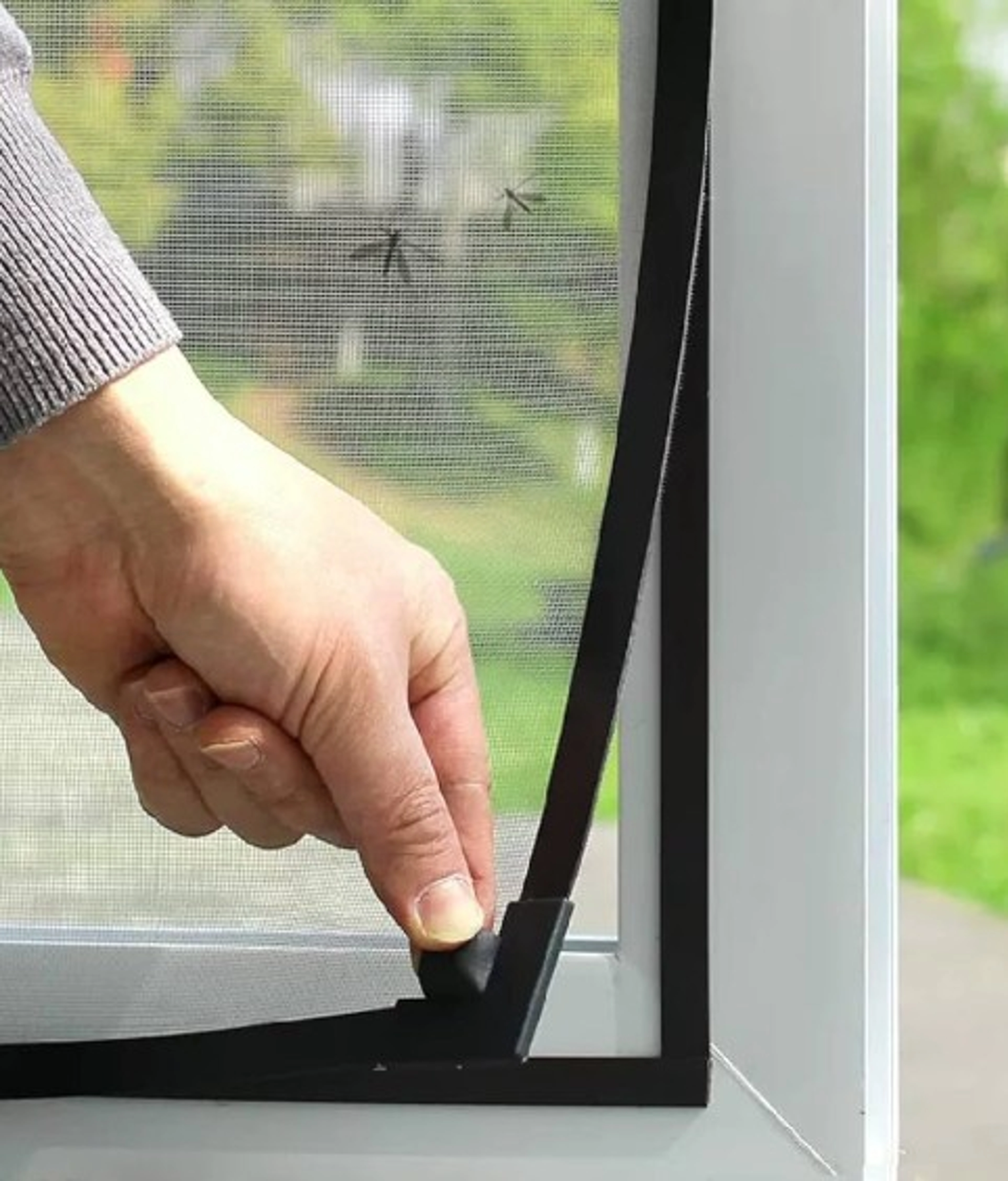 Comment fixer moustiquaire fenêtre PVC ?