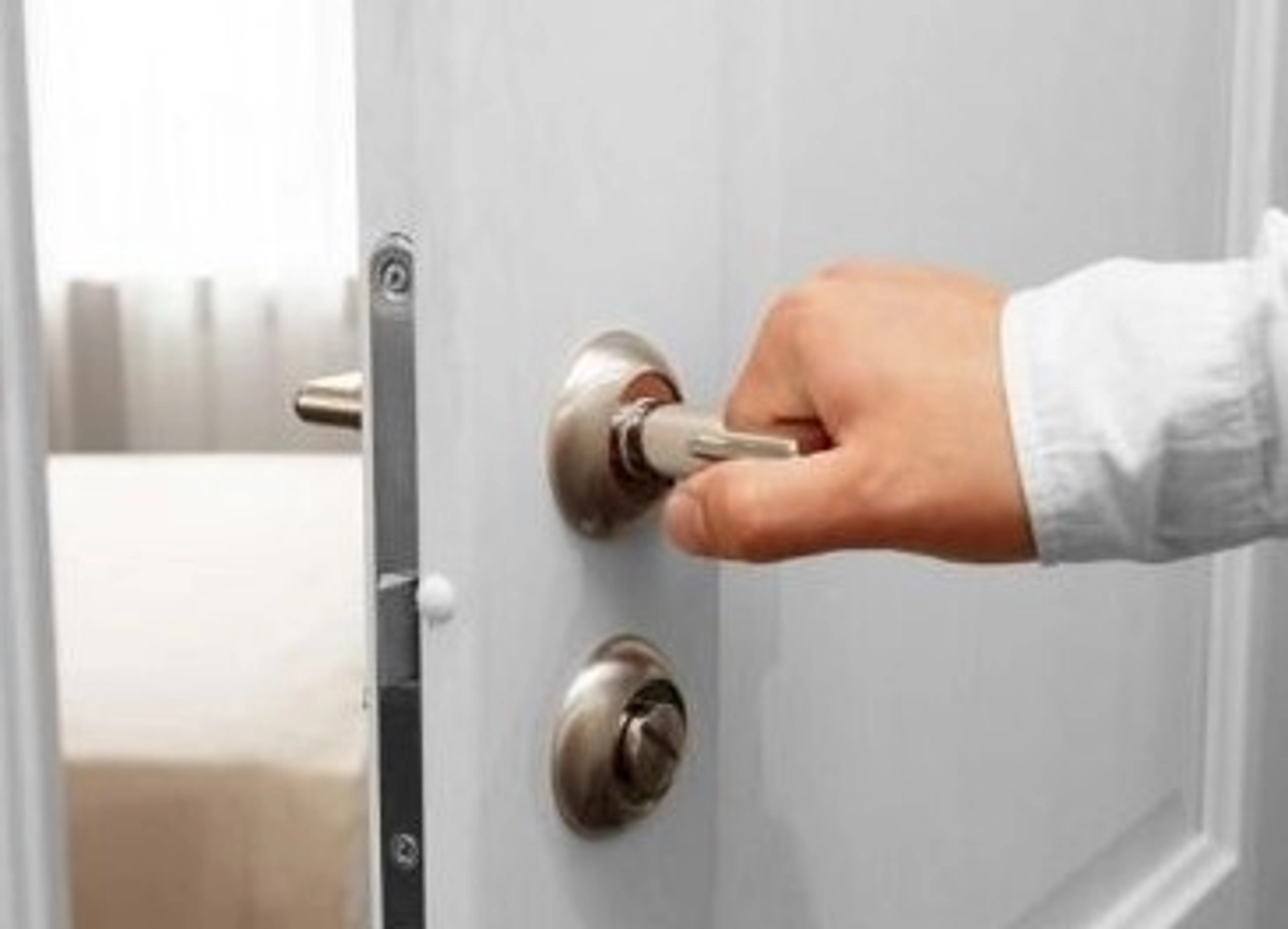 Poignée de porte impossible à enlever : quelles solutions ?