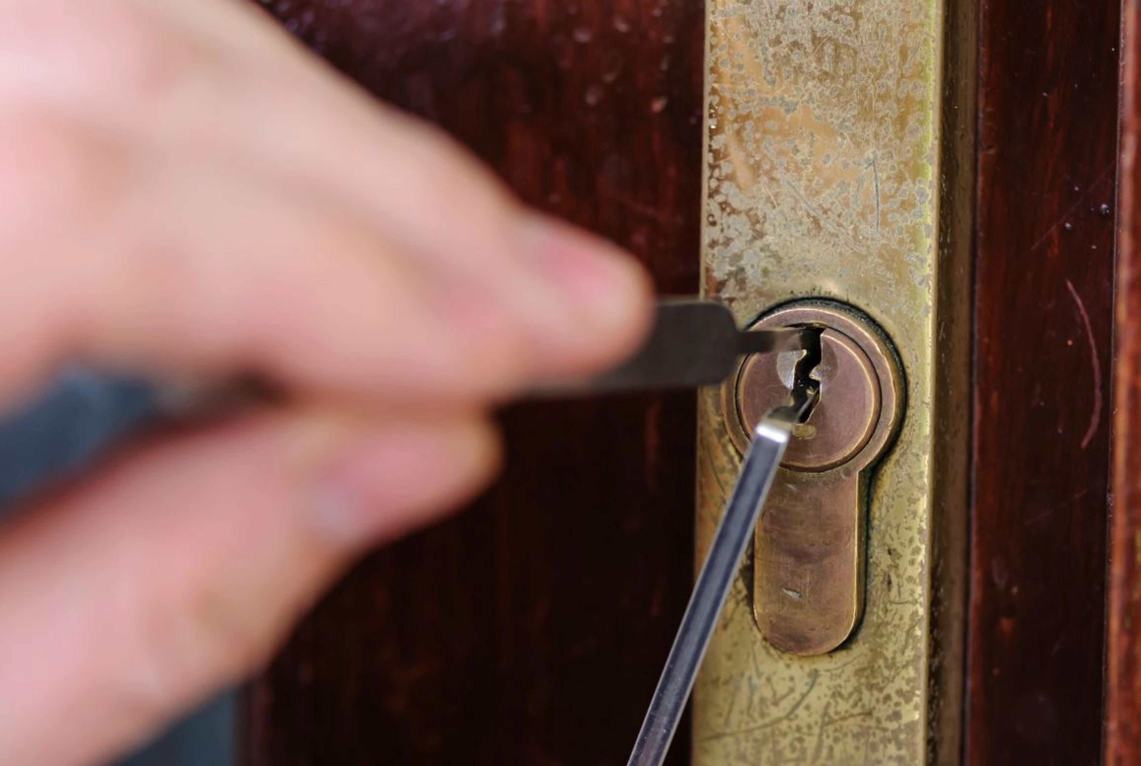 Comment ouvrir une porte fermée à clé ?
