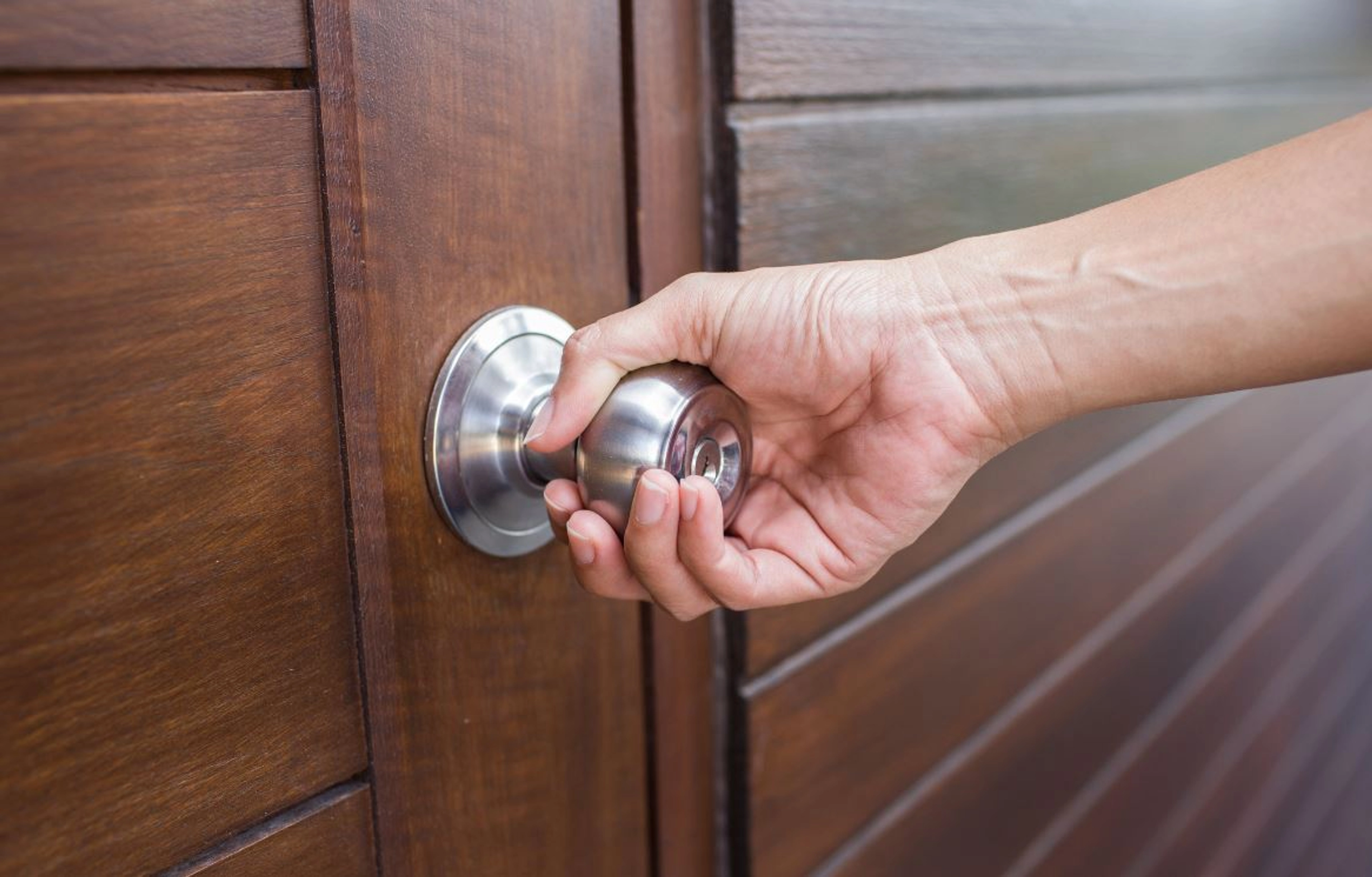Comment ouvrir une porte fermée à clé ?