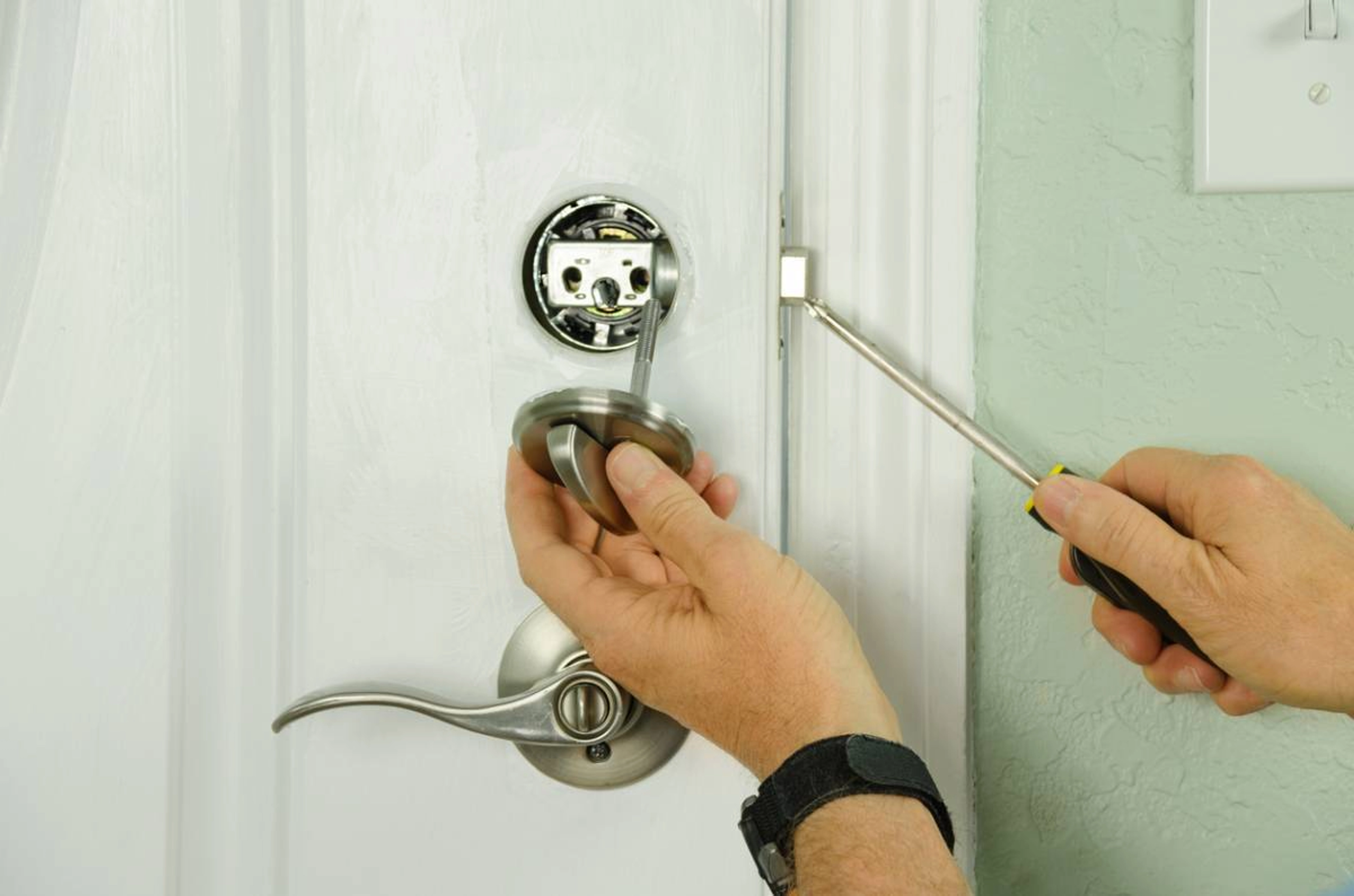 Comment ouvrir une porte de chambre bloquée ? Solutions rapides