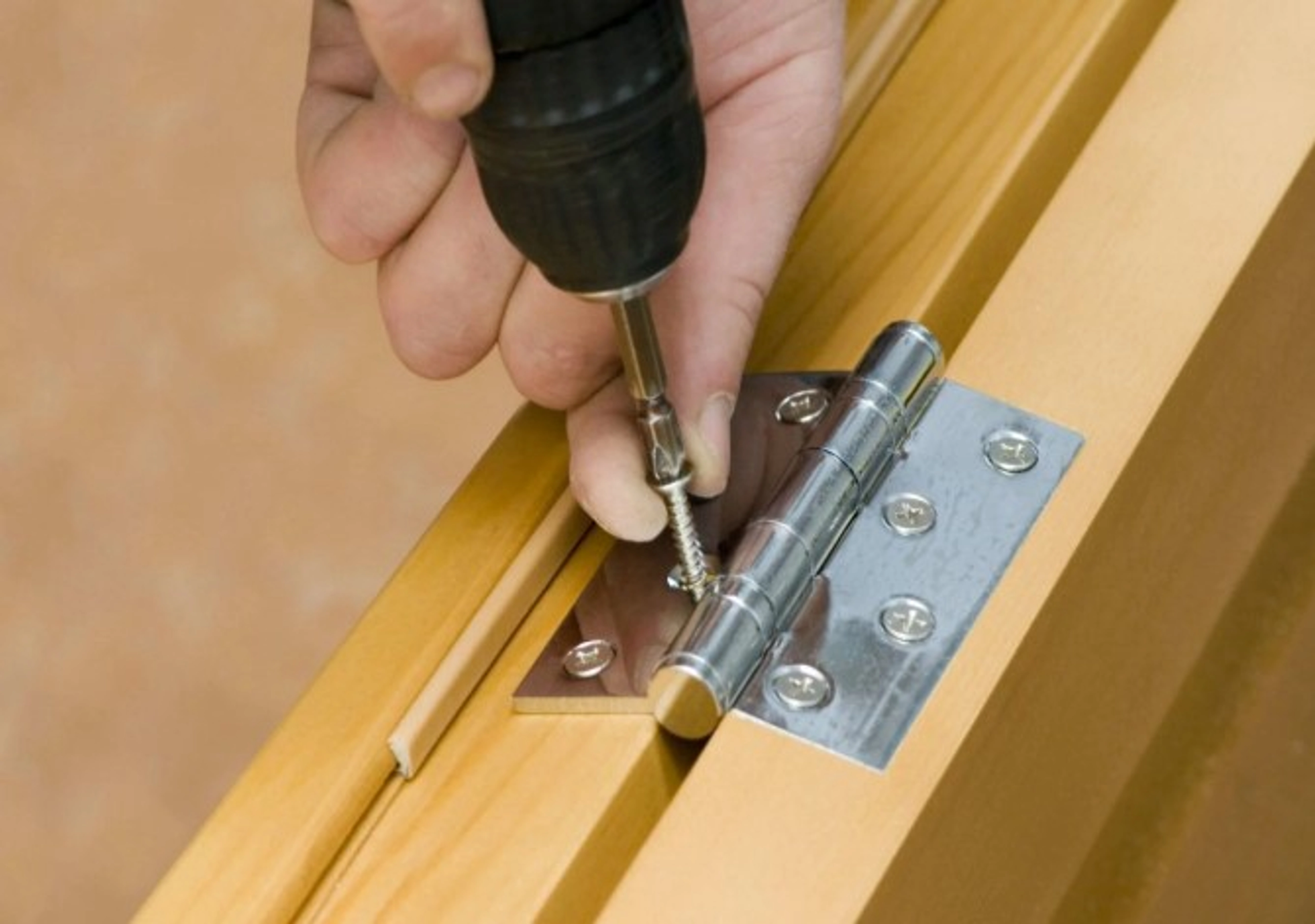 Comment poser une charnière de porte ?
