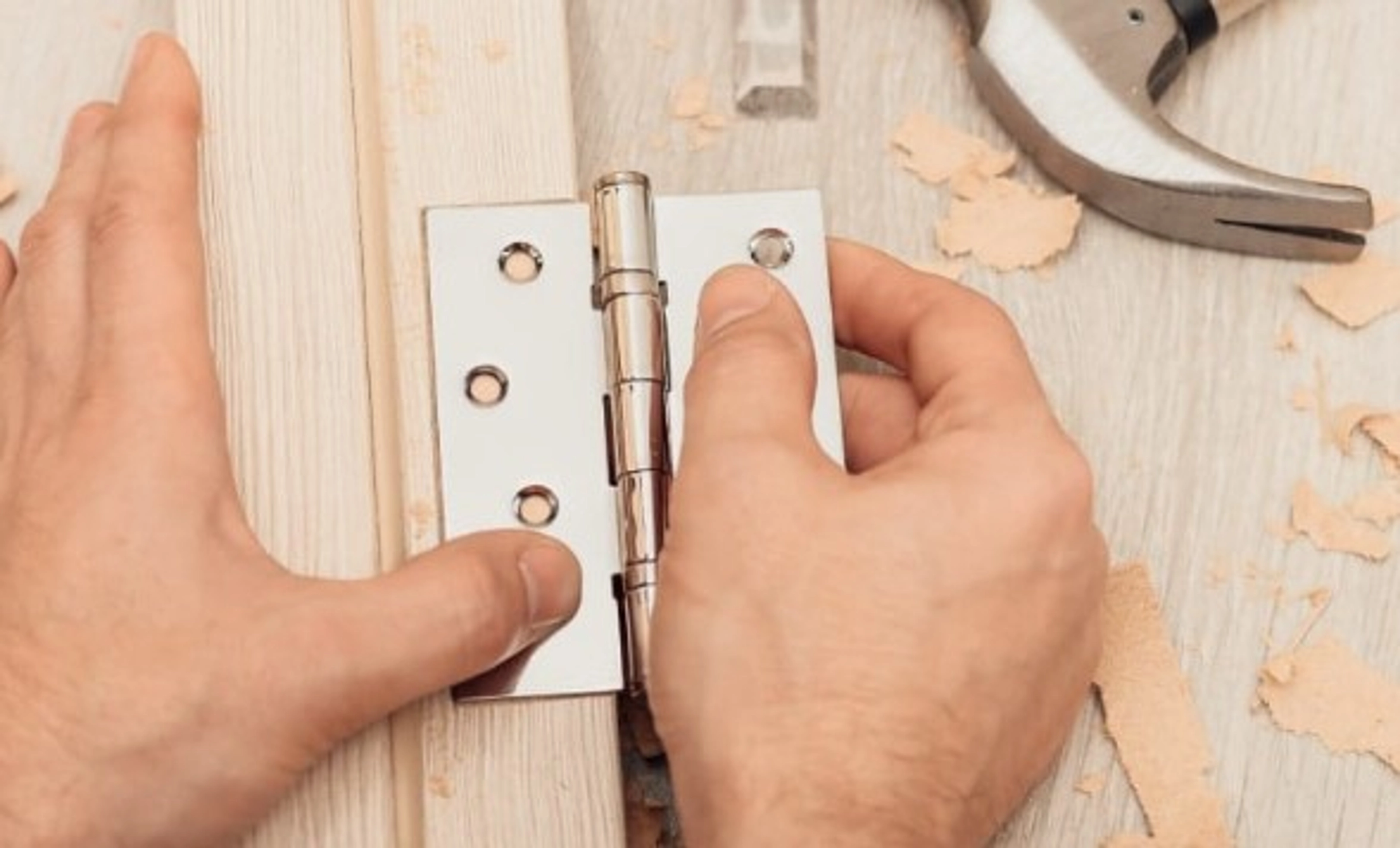 Obligé de claquer votre porte pour la fermer ? Comment y remédier ?