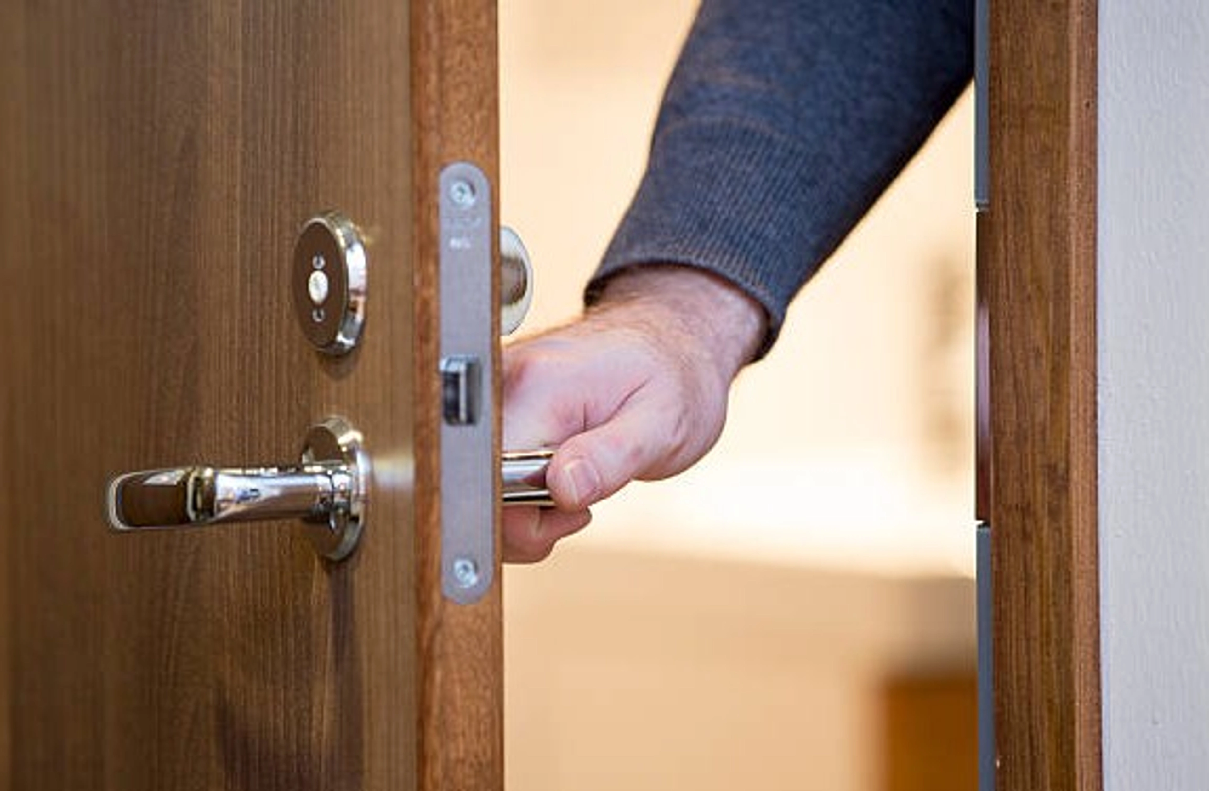 Obligé de claquer votre porte pour la fermer ? Comment y remédier ?