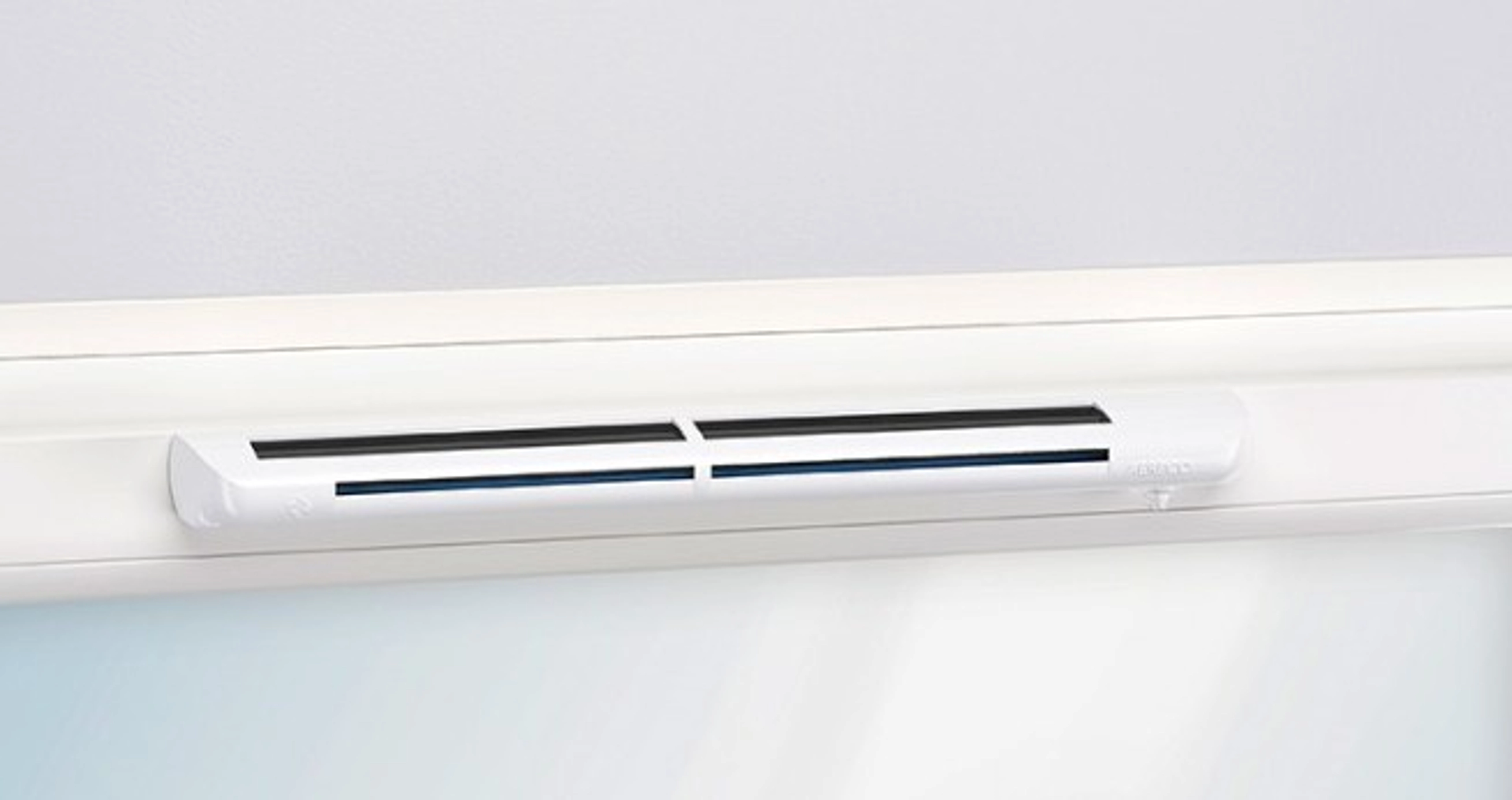 Grille d’aération fenêtre PVC obligatoire : faut-il vraiment en installer une ?
