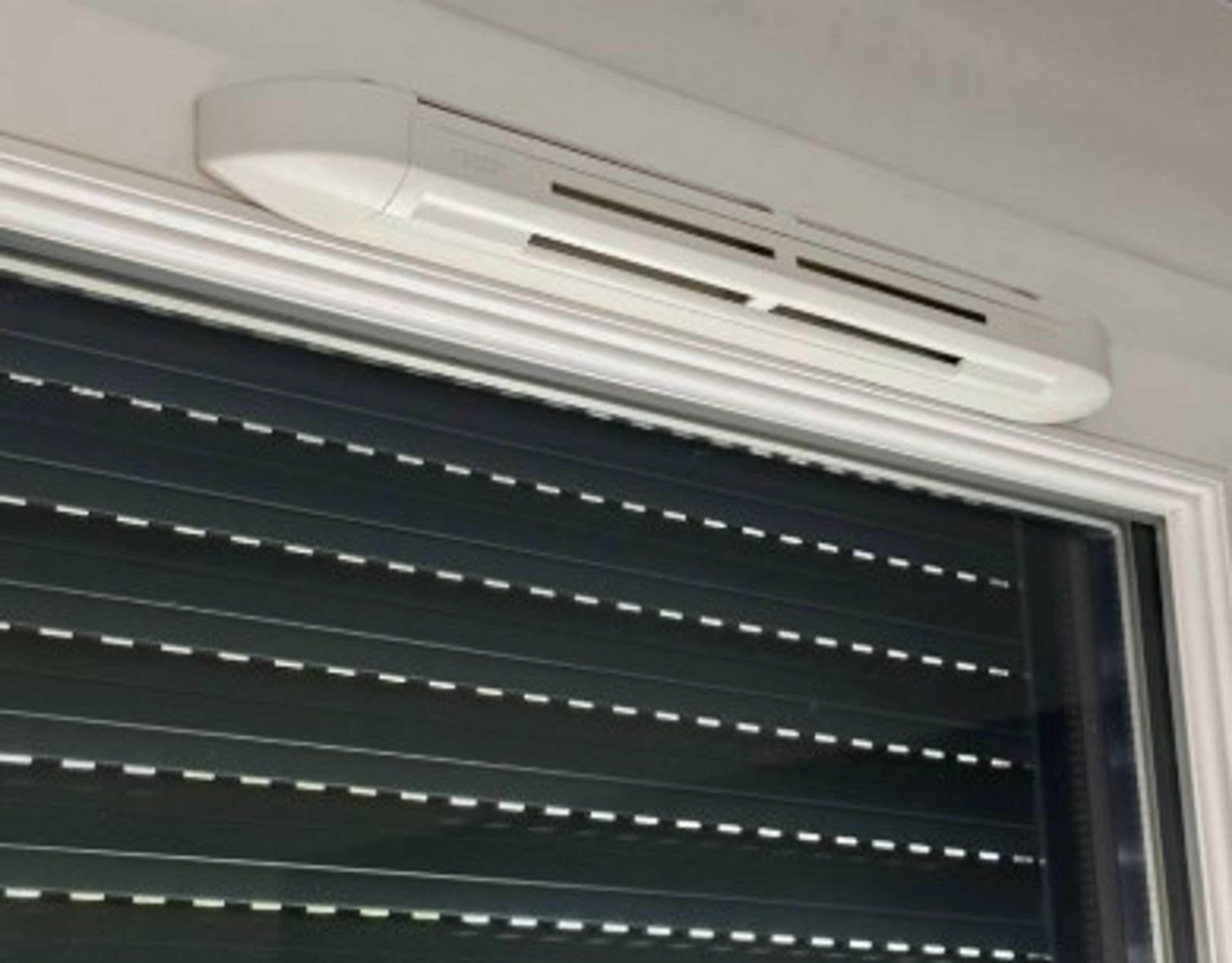 Grille d’aération fenêtre PVC obligatoire : faut-il vraiment en installer une ?