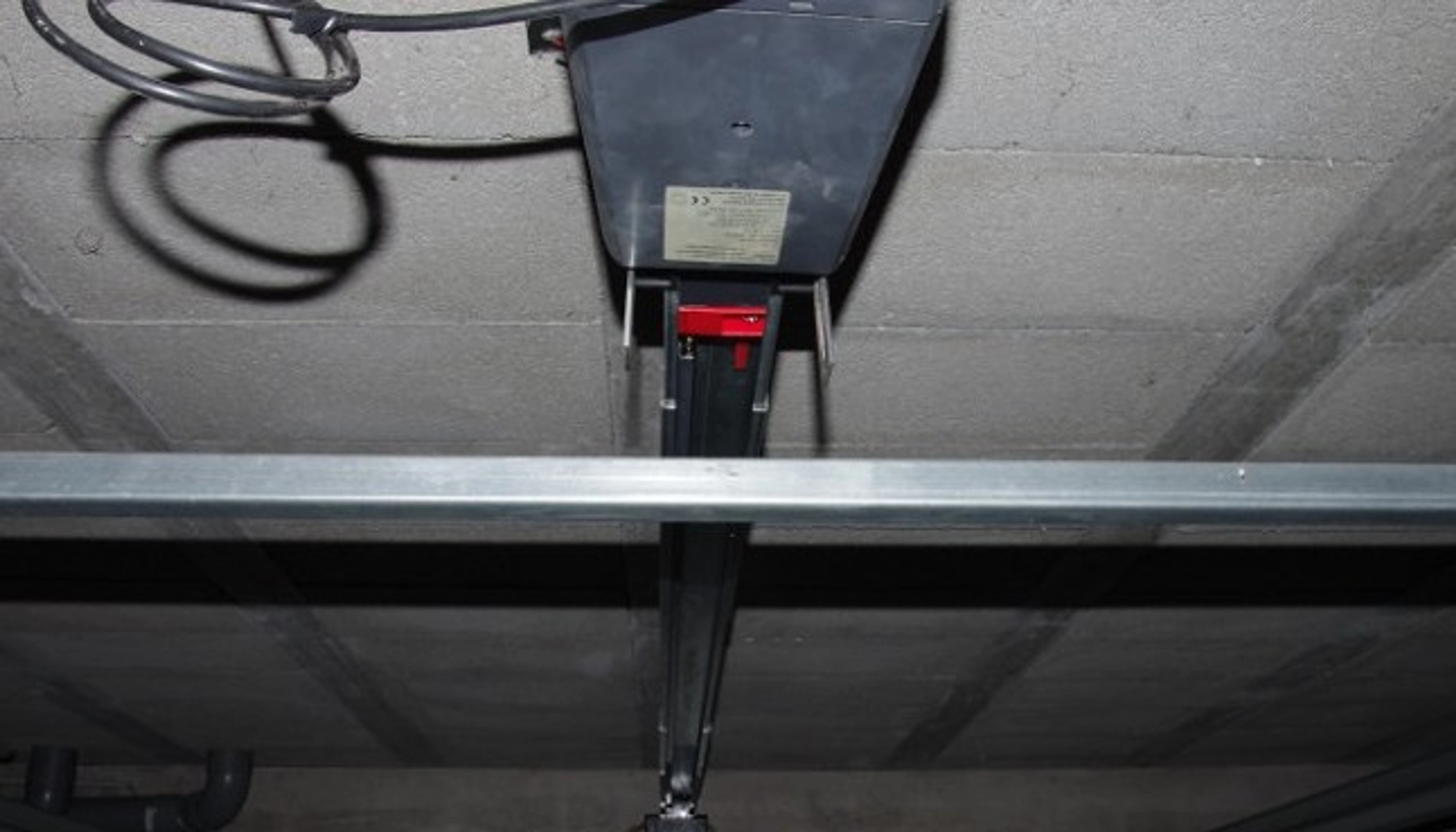 Comment changer un vérin de porte de garage ?