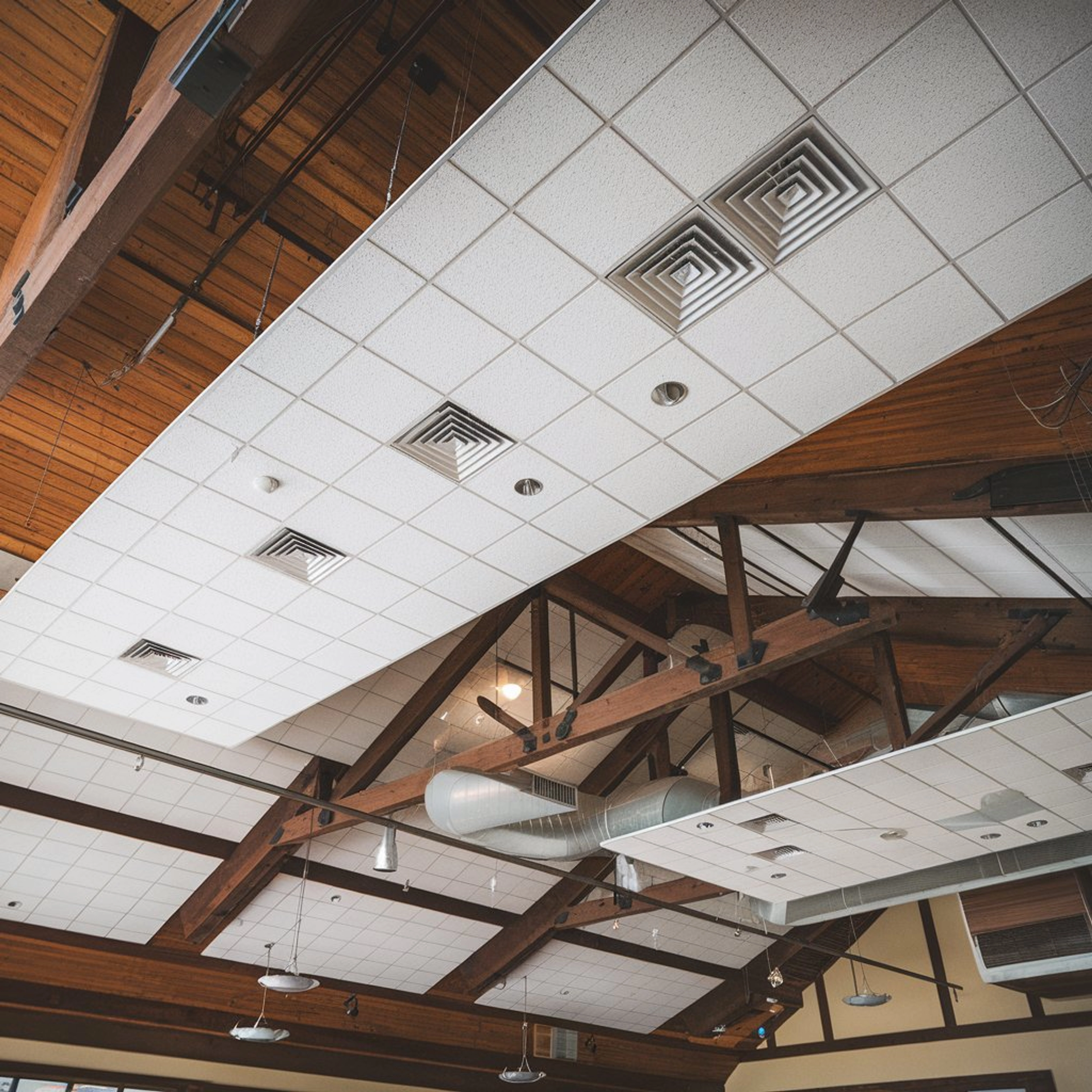 Pose d’un plafond en placo sur suspente : conseils et astuces