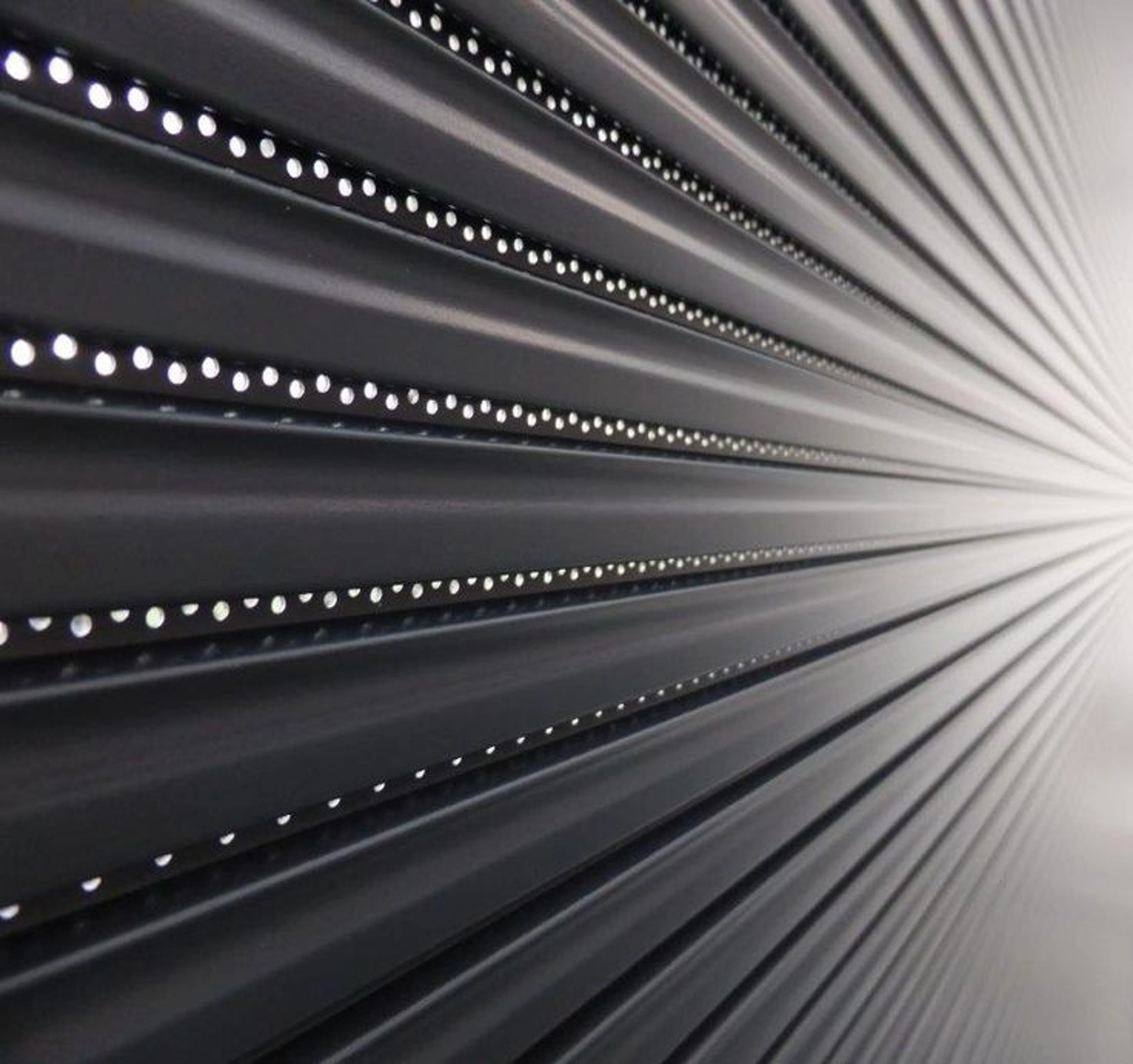 Volet roulant qui laisse passer la lumière : quelles solutions ?