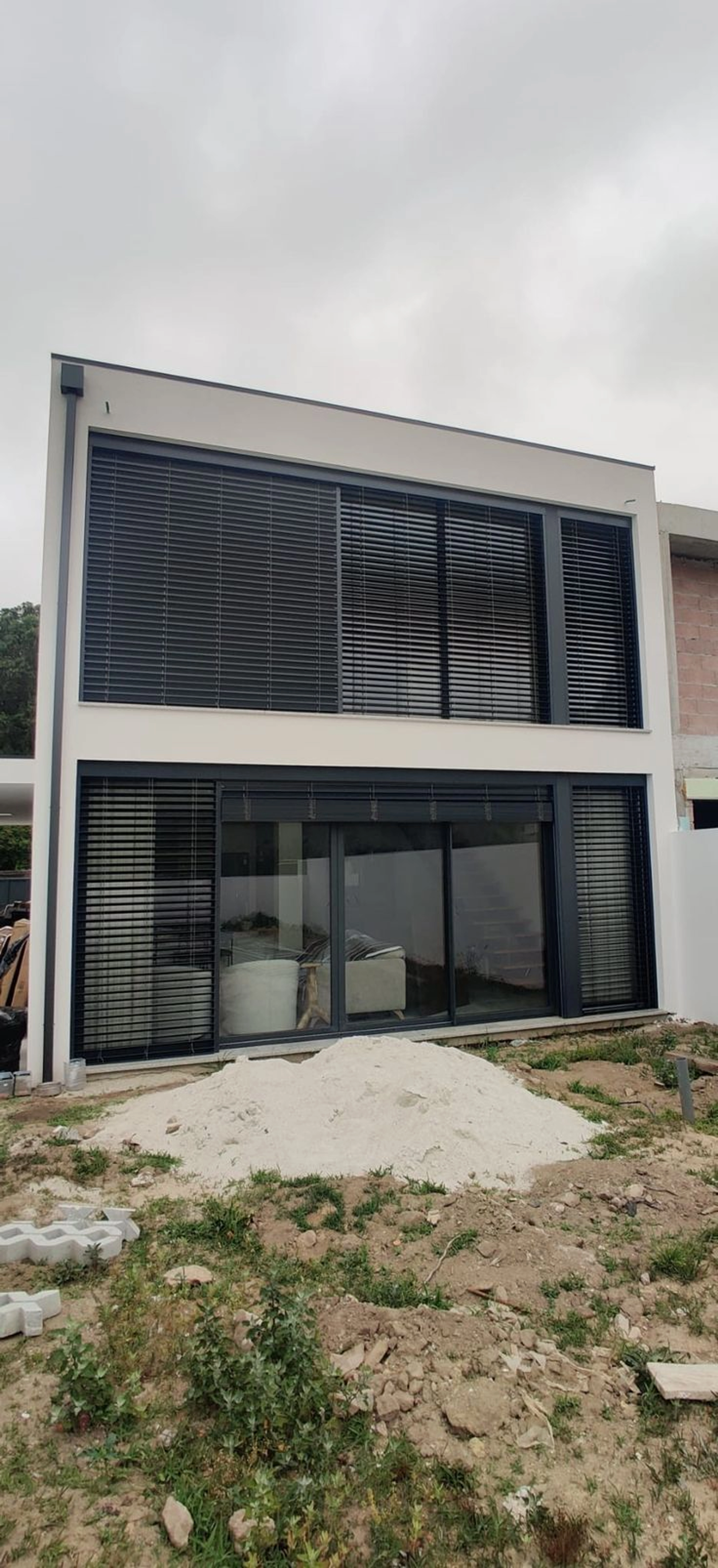 Volet roulant qui laisse passer la lumière : quelles solutions ?