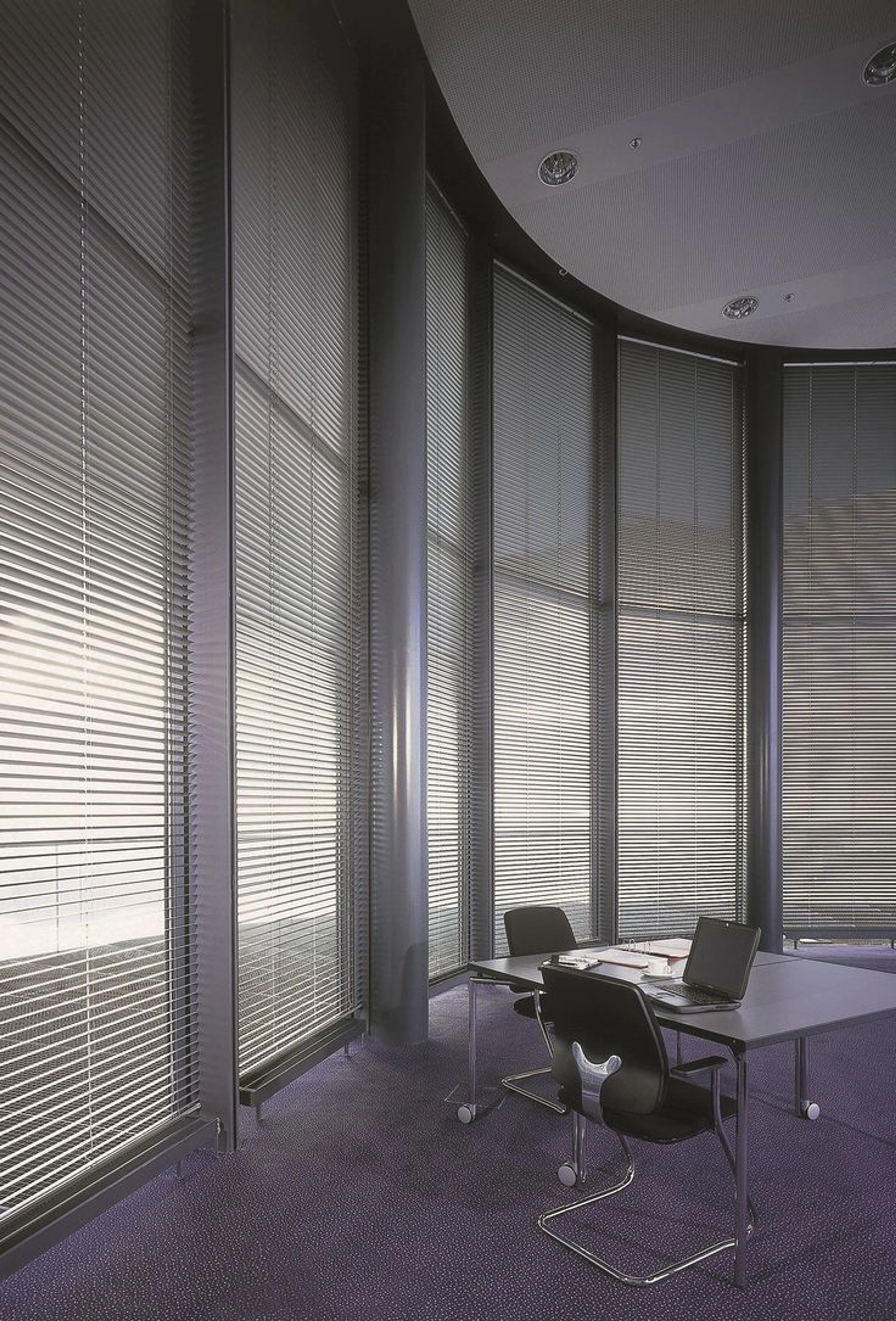 Volet roulant qui laisse passer la lumière : quelles solutions ?