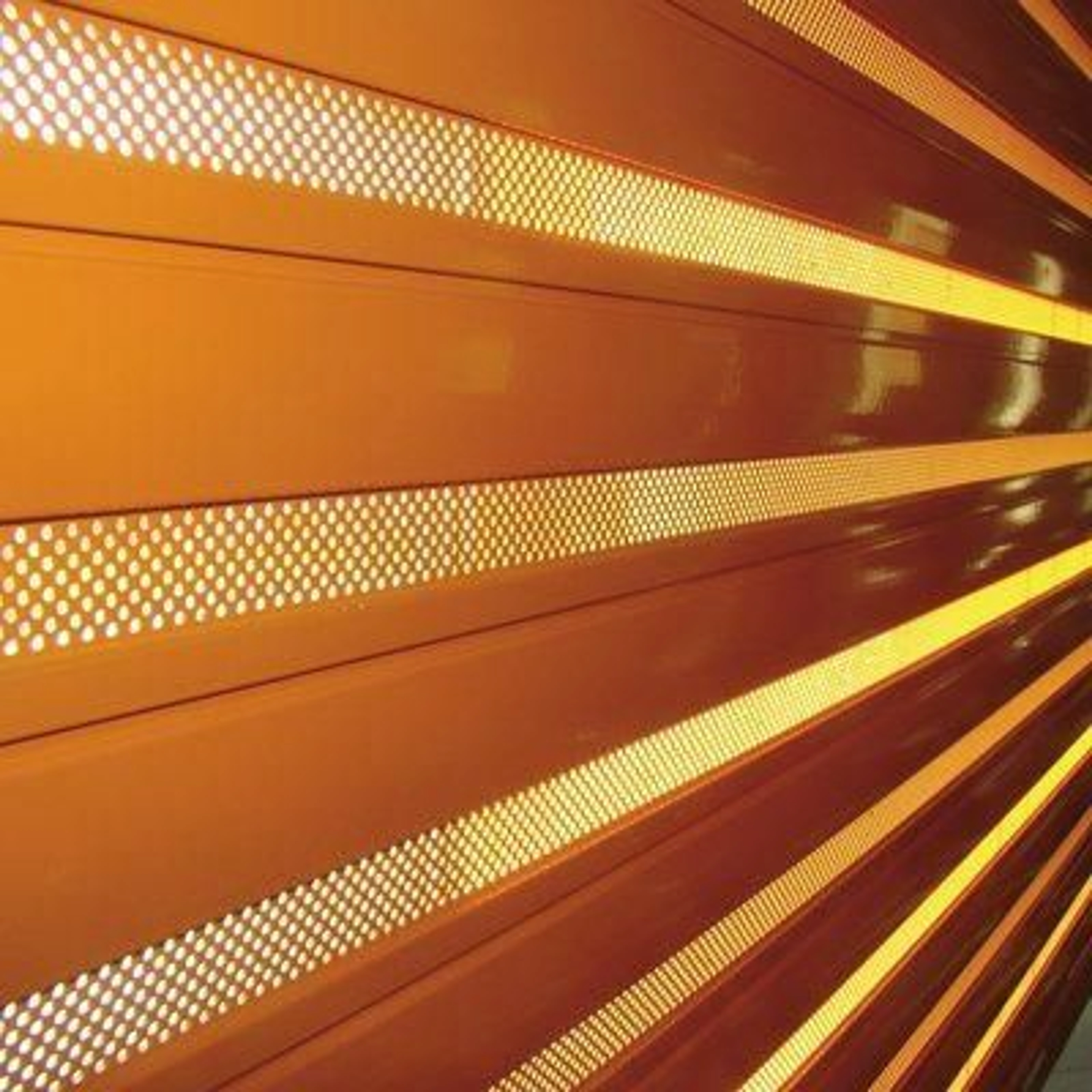 Volet roulant qui laisse passer la lumière : quelles solutions ?