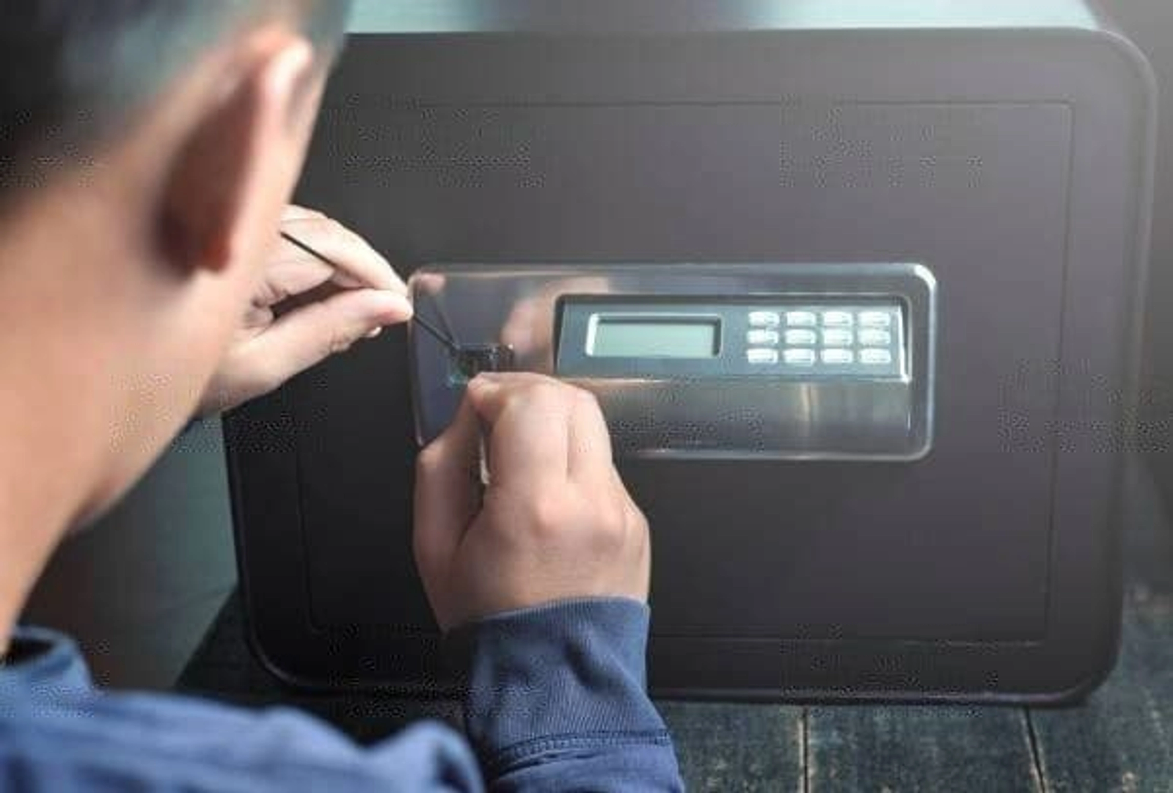 Comment sceller un coffre-fort au sol facilement ?