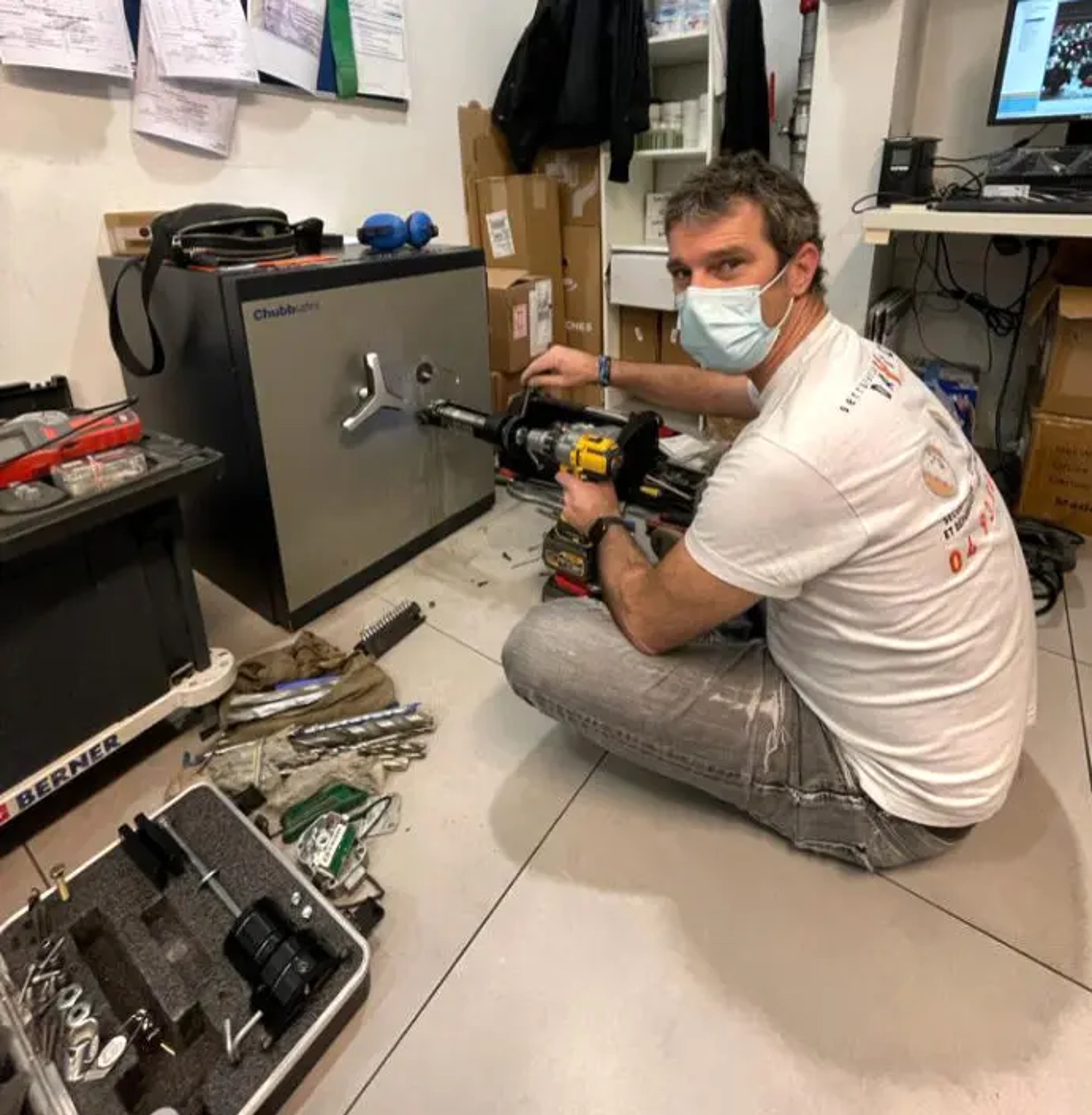 Comment sceller un coffre-fort au sol facilement ?