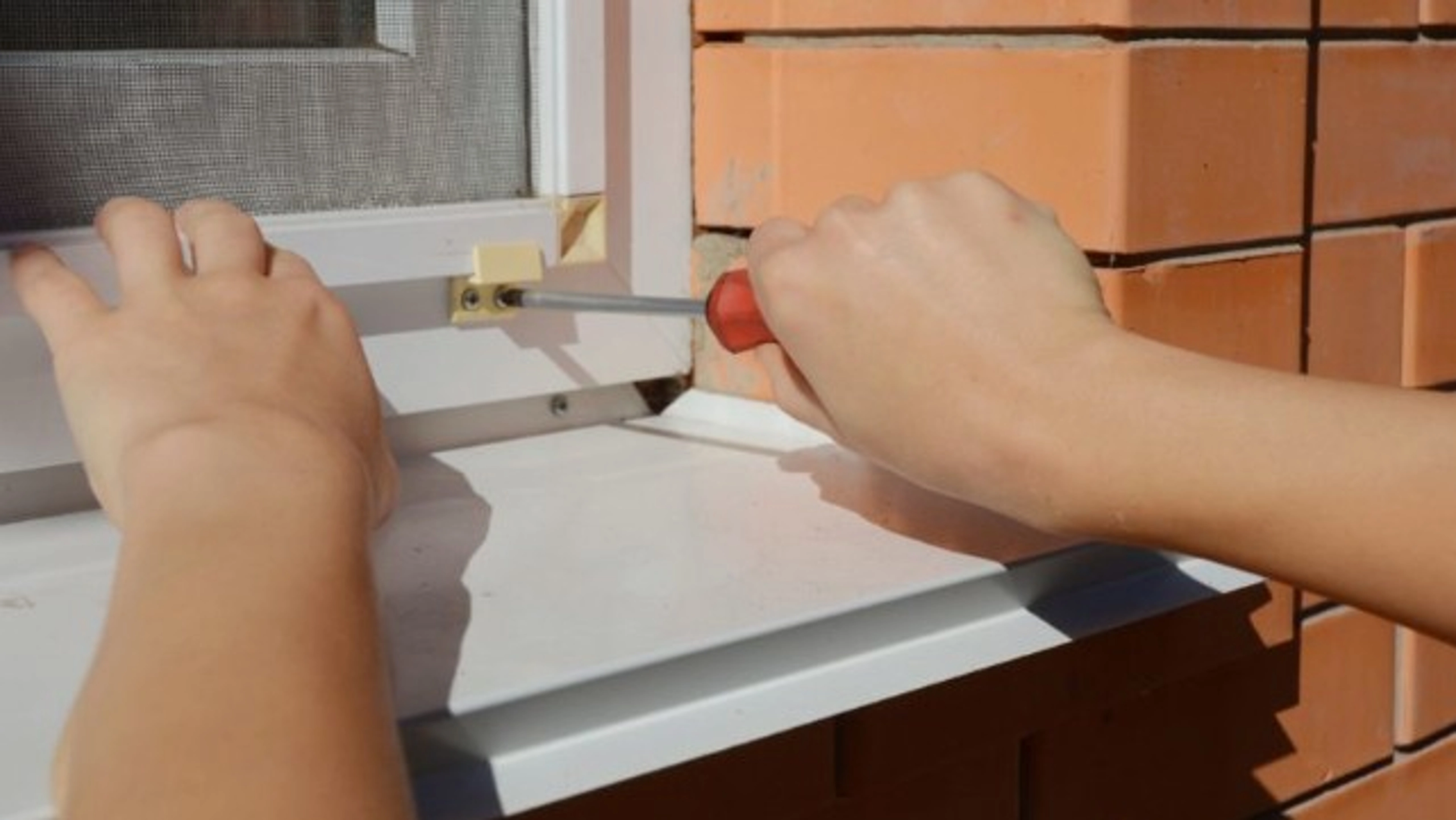 Tuto simple pour changer fil pour moustiquaire plissée