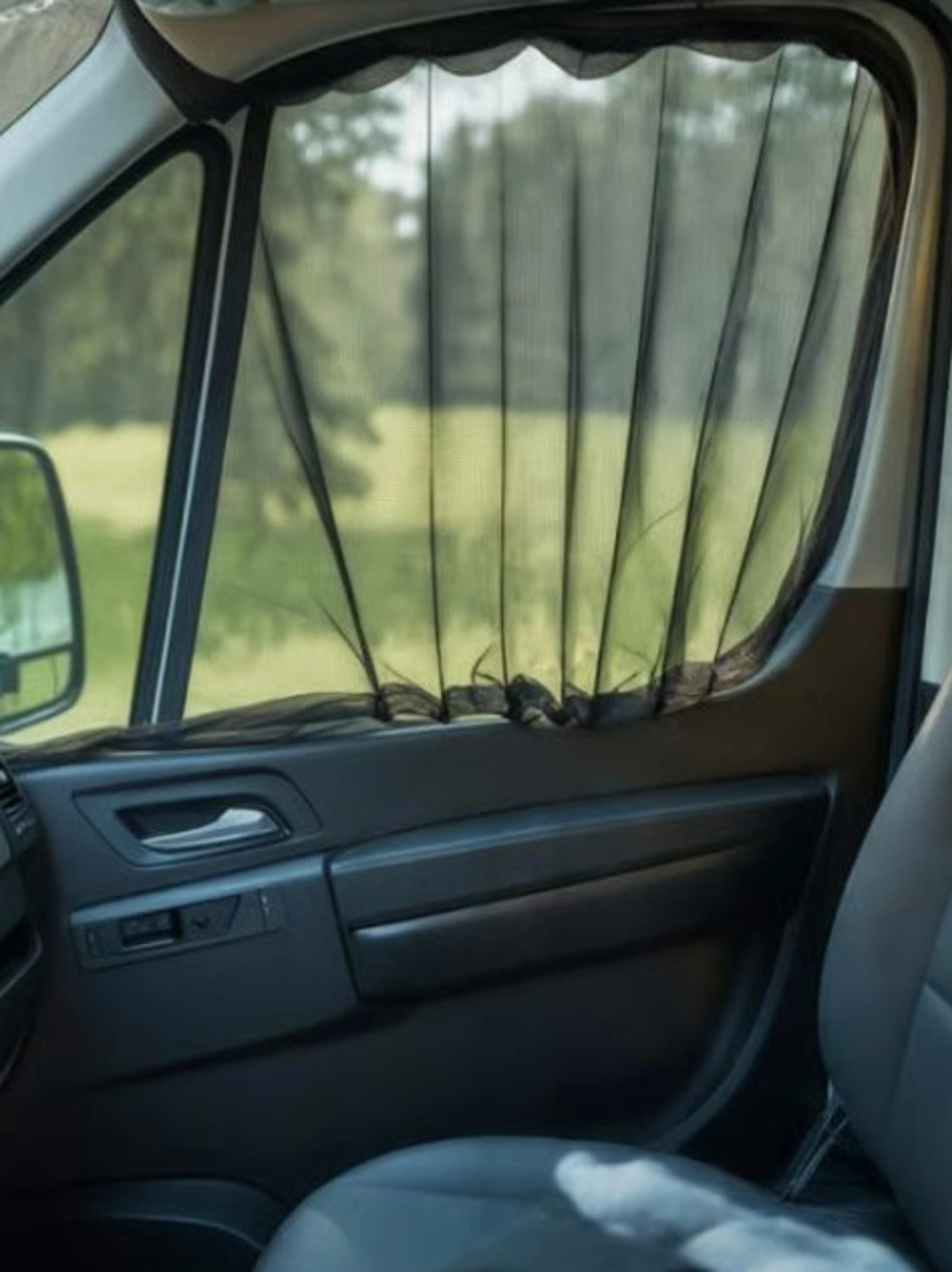 Réparer moustiquaire plissée de porte camping-car