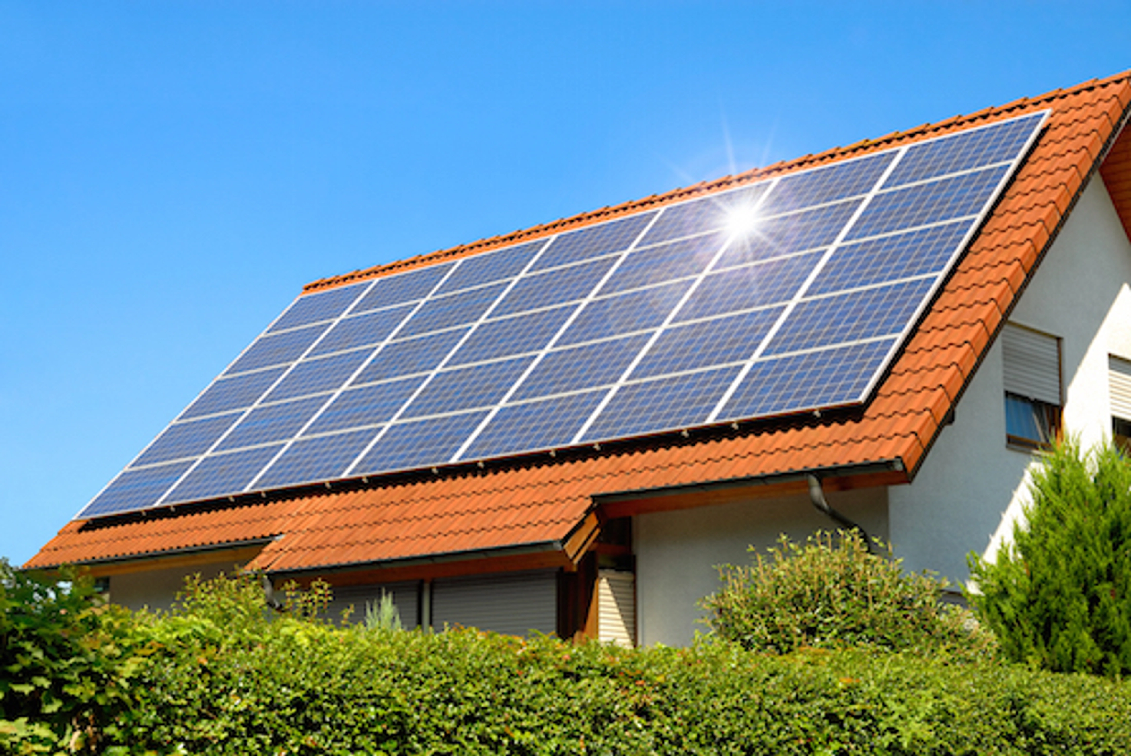 Panneau solaire ou photovoltaïque : c’est quoi la différence ?