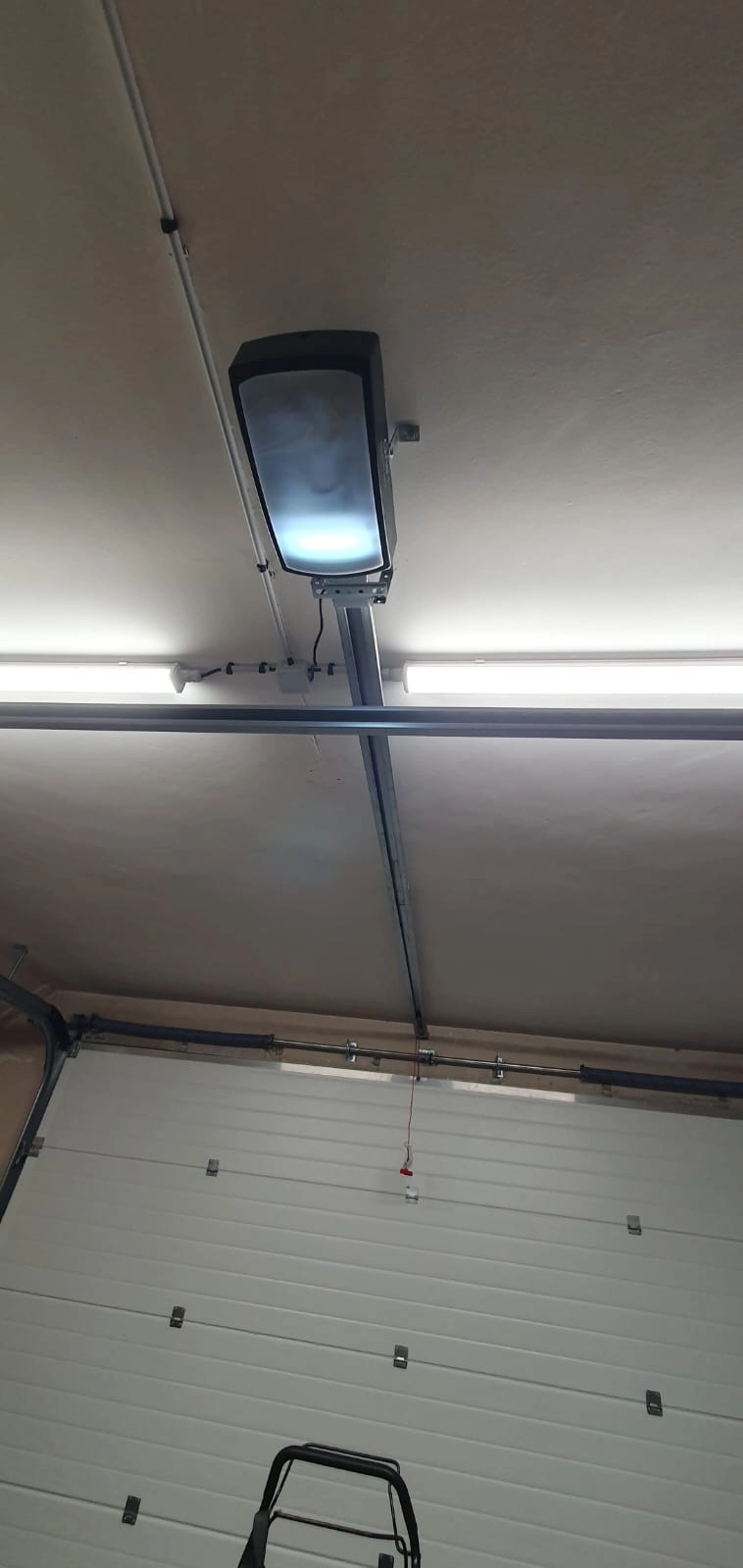 Branchement bouton poussoir porte de garage : guide complet