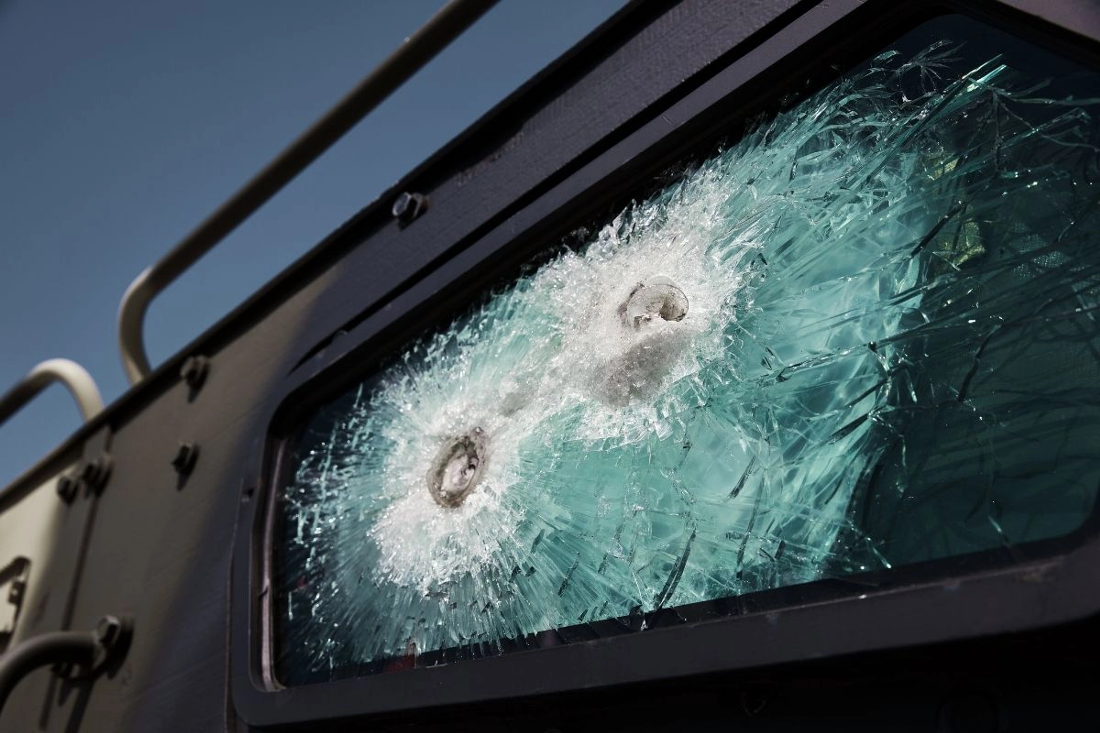 Vitre de voiture cassée : solutions temporaires