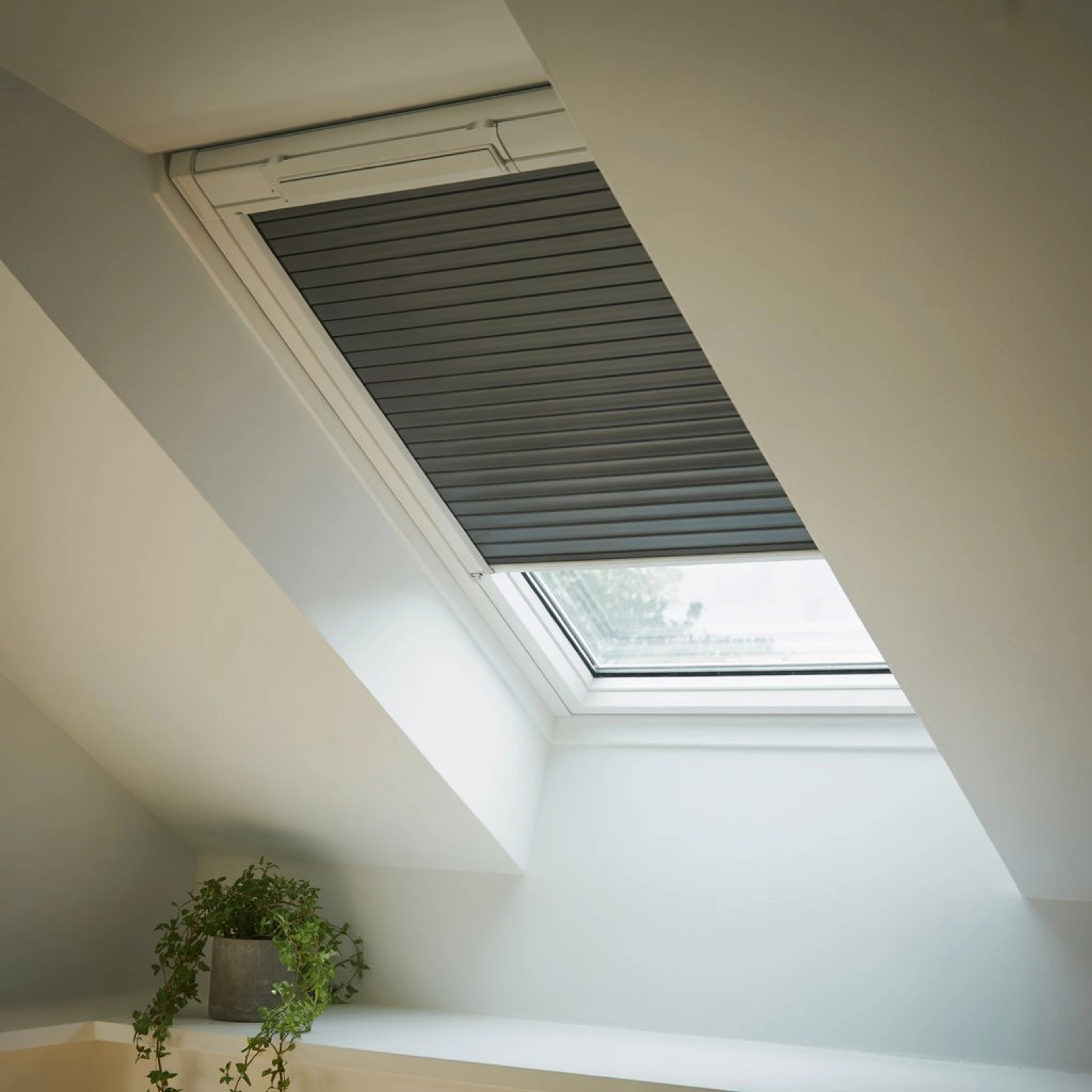 Peut-on ouvrir un velux avec un volet roulant fermé ?