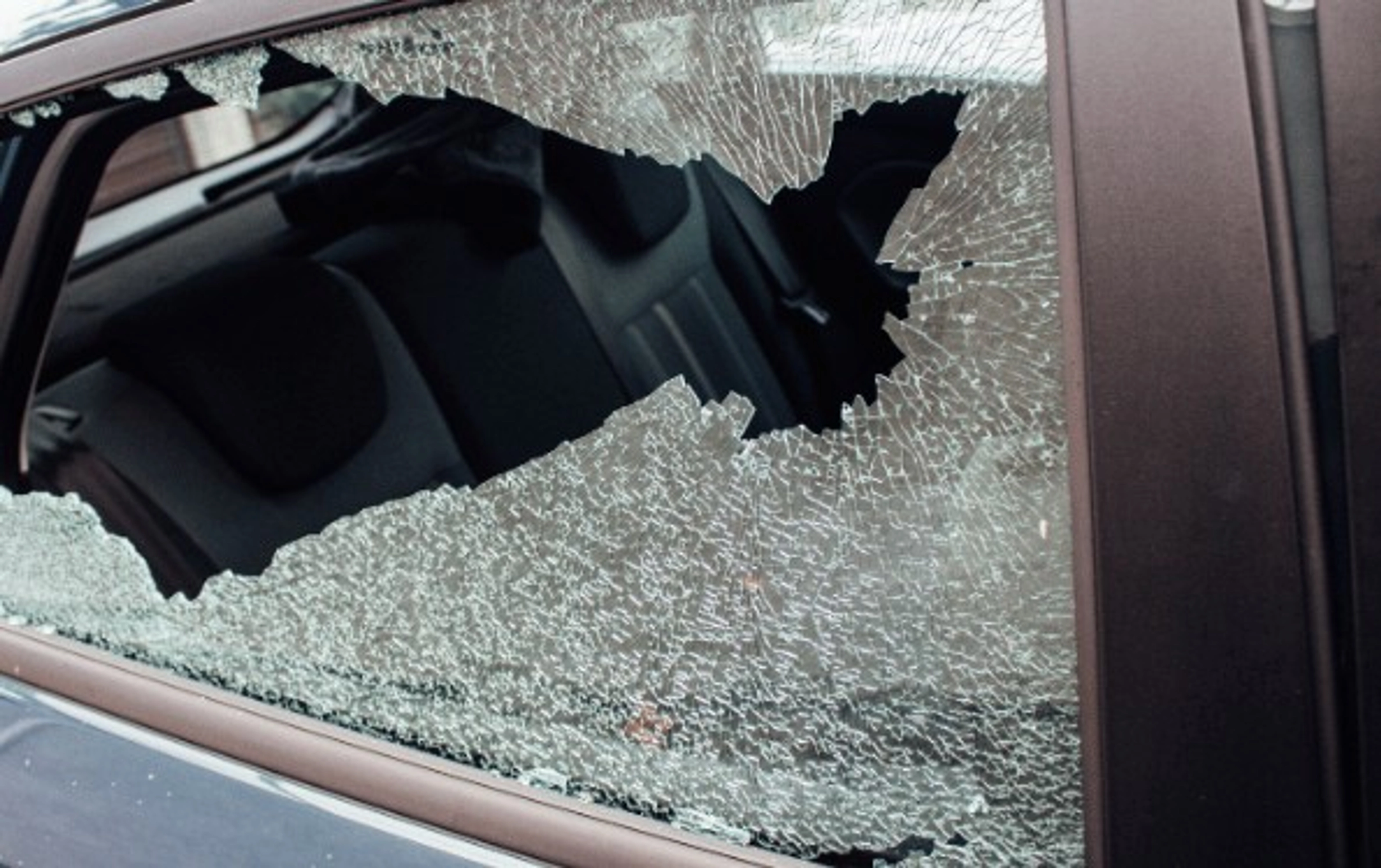 Vitre de voiture cassée : solutions temporaires