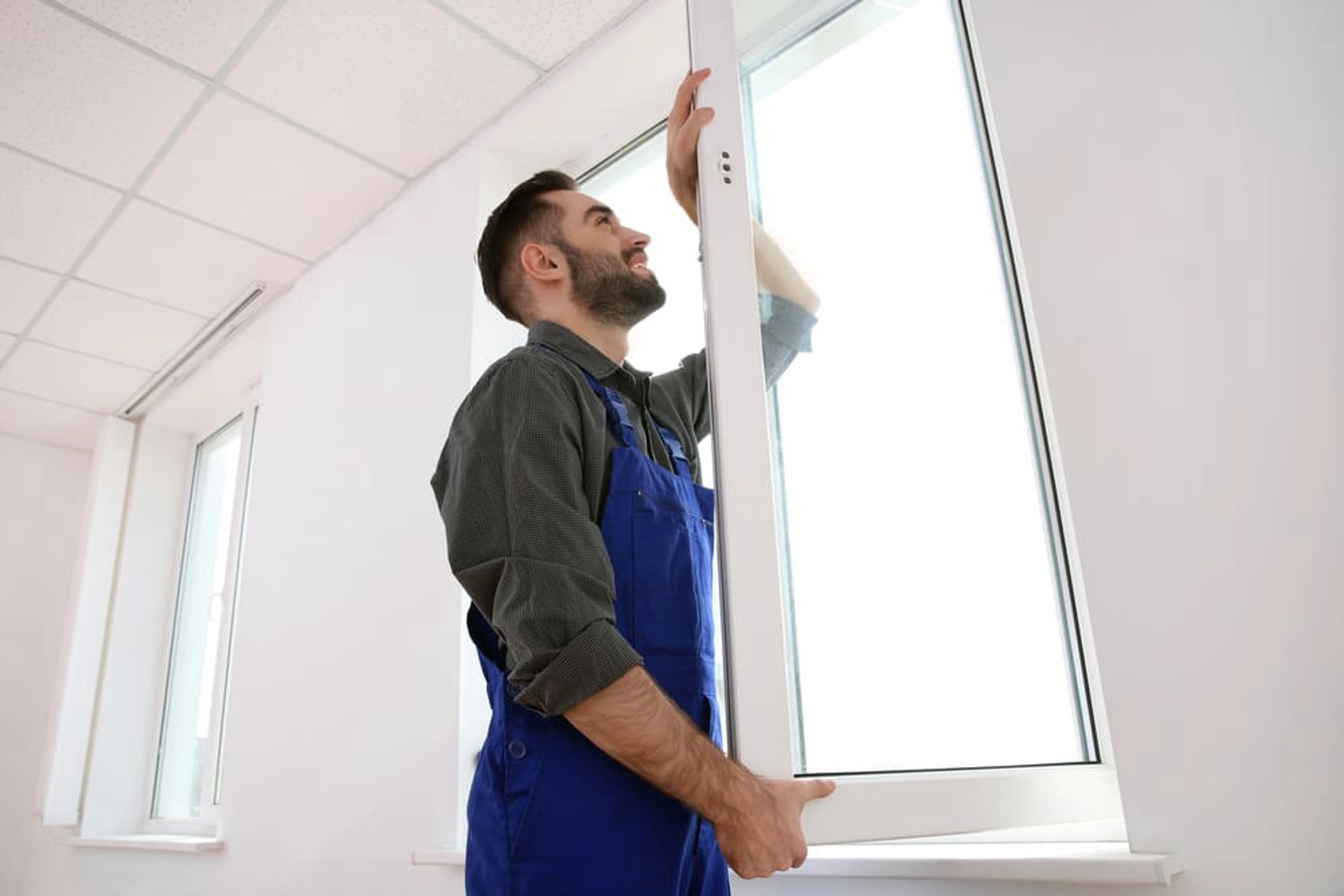 Par quoi remplacer une vitre de porte ? Toutes les options pour un remplacement durable