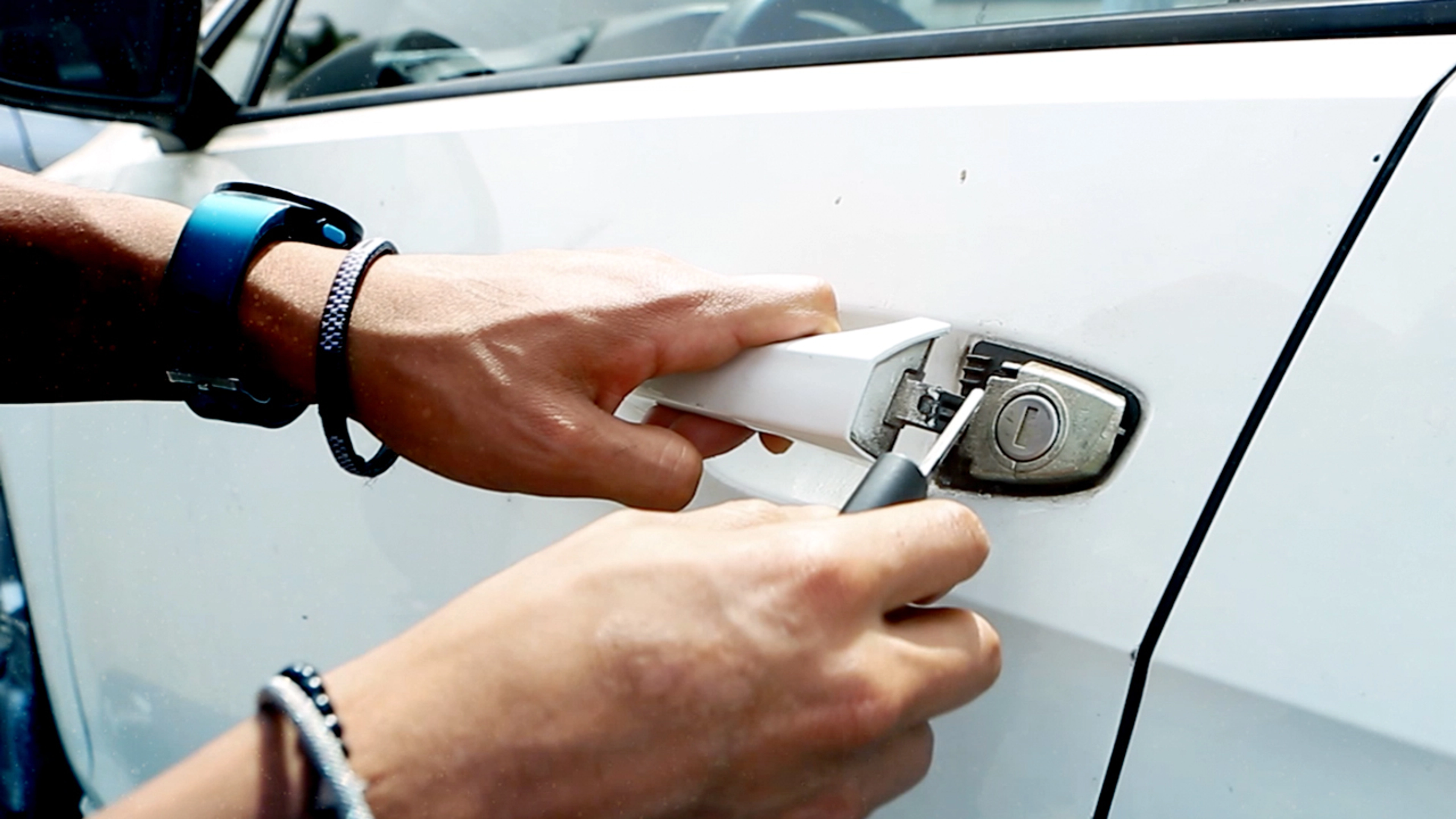 Comment ouvrir une porte de voiture centralisé bloqué ?
