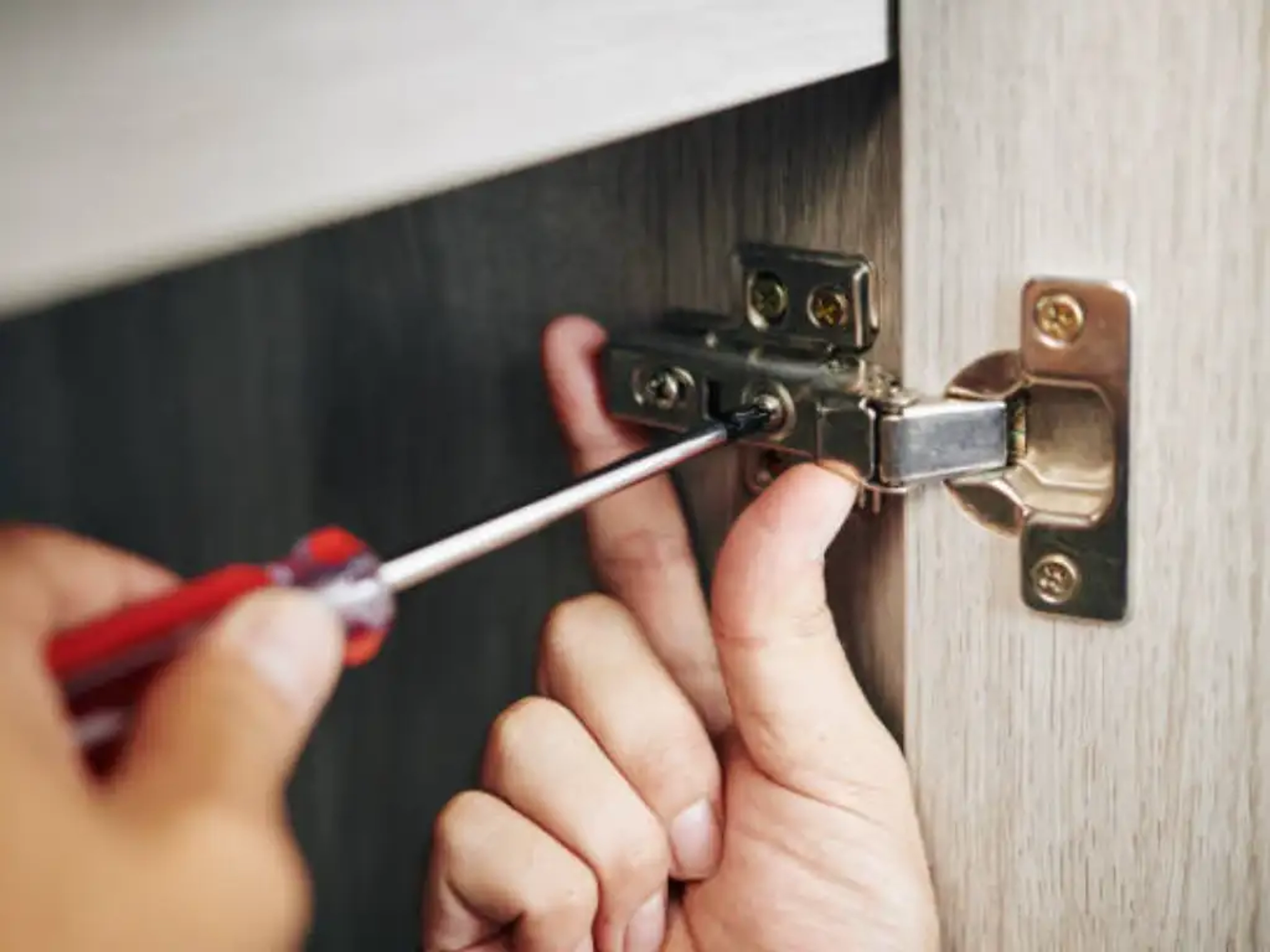 Réglage charnière porte cuisine avec amortisseur