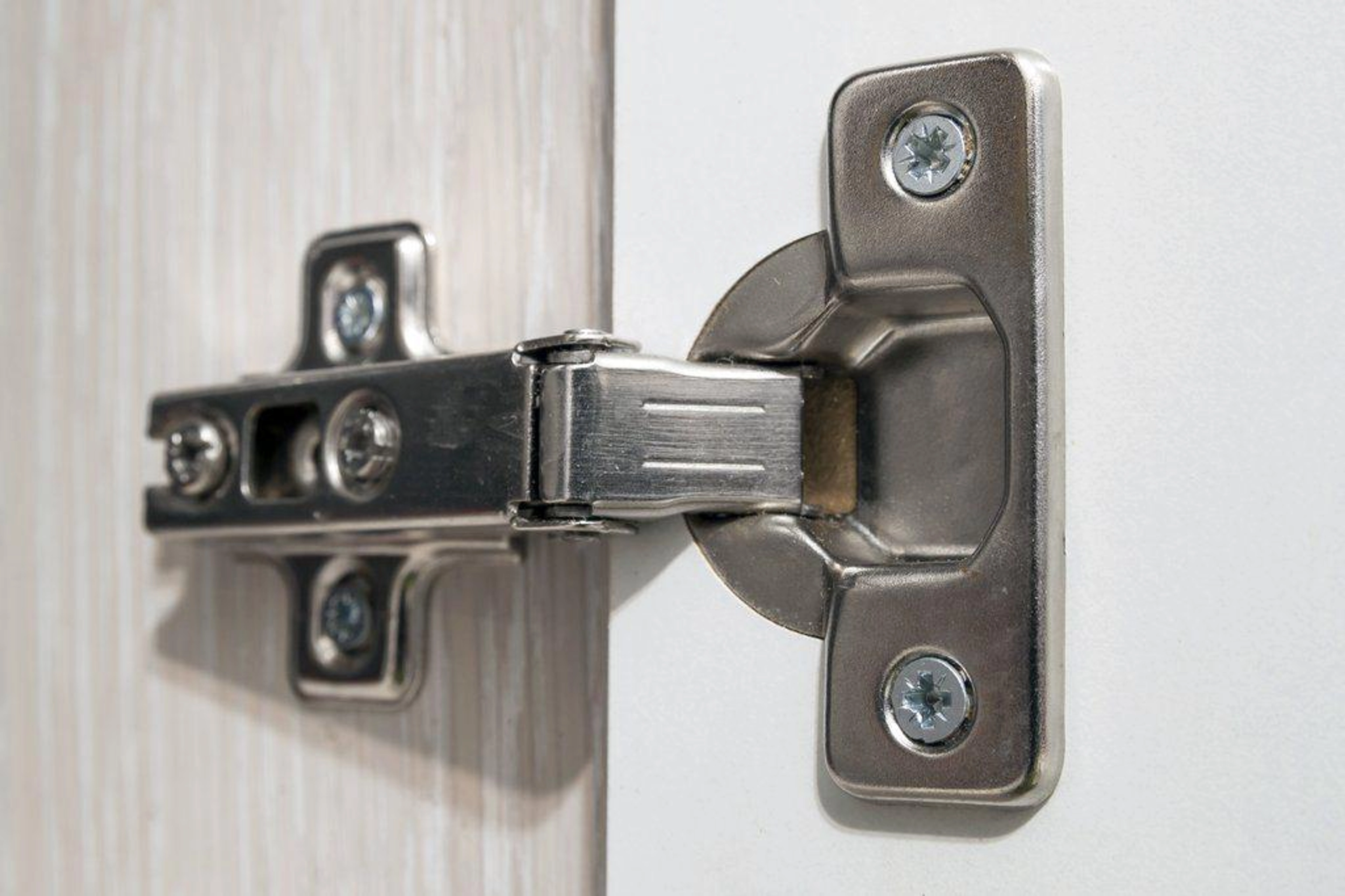 Réglage charnière porte cuisine avec amortisseur