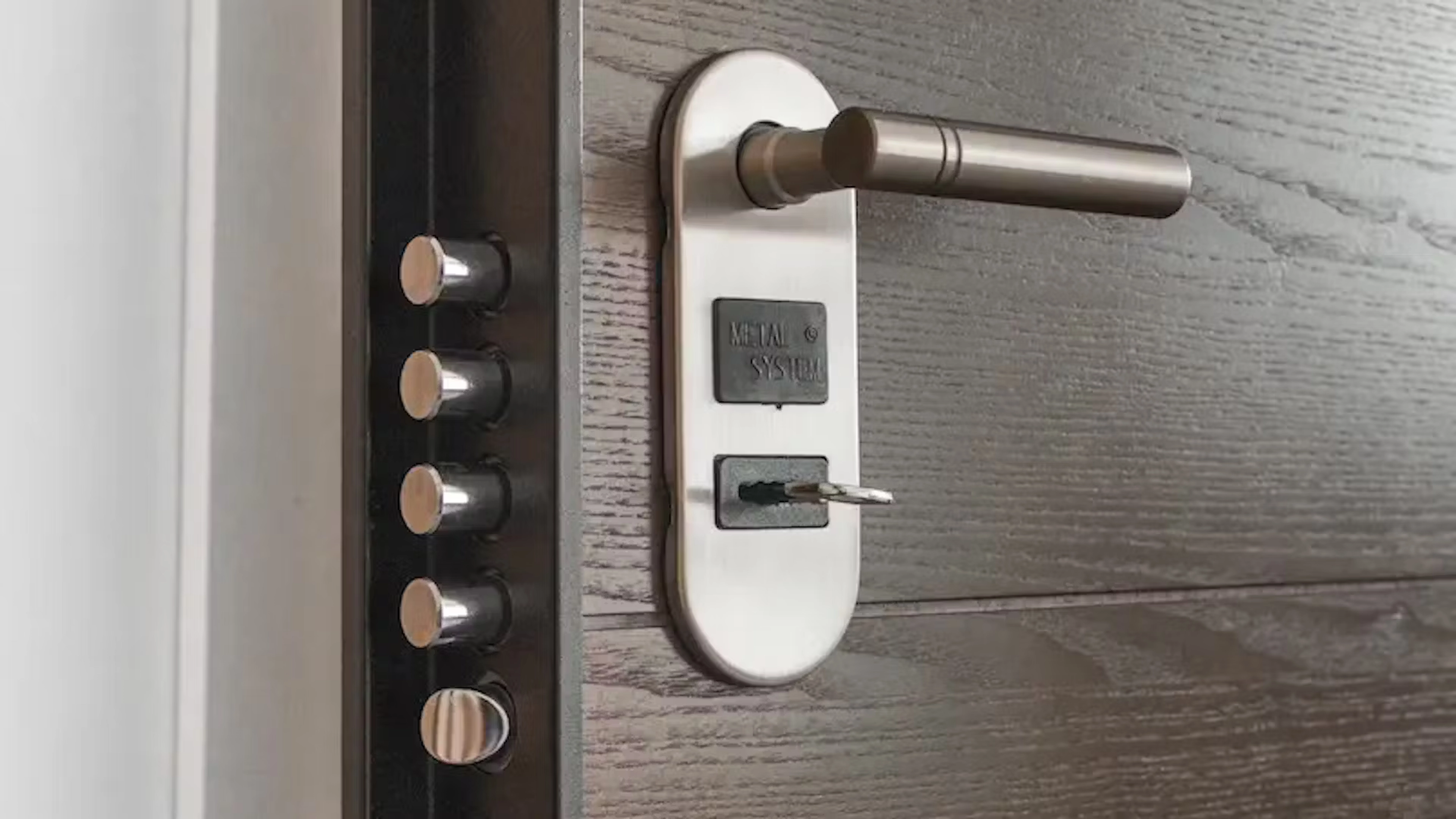 Comment installer une serrure sur une porte de chambre ? Guide en 5 étapes