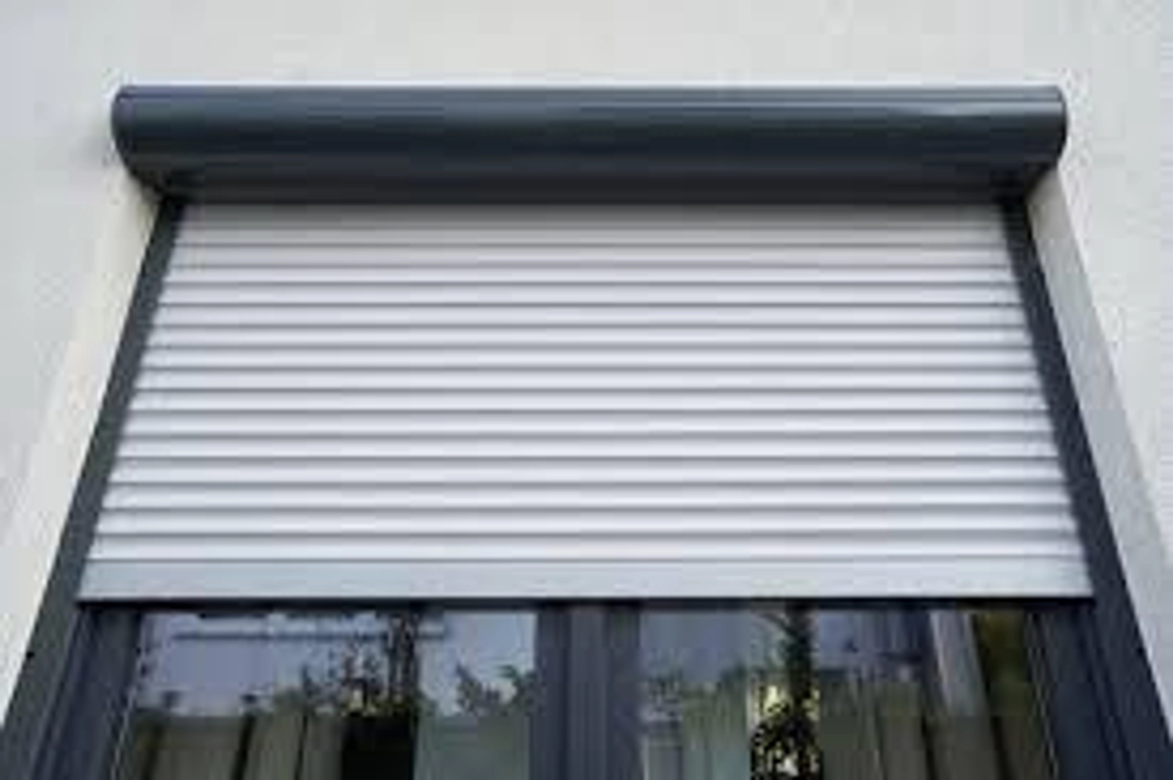 Volet roulant qui bouge avec le vent : solutions et conseils