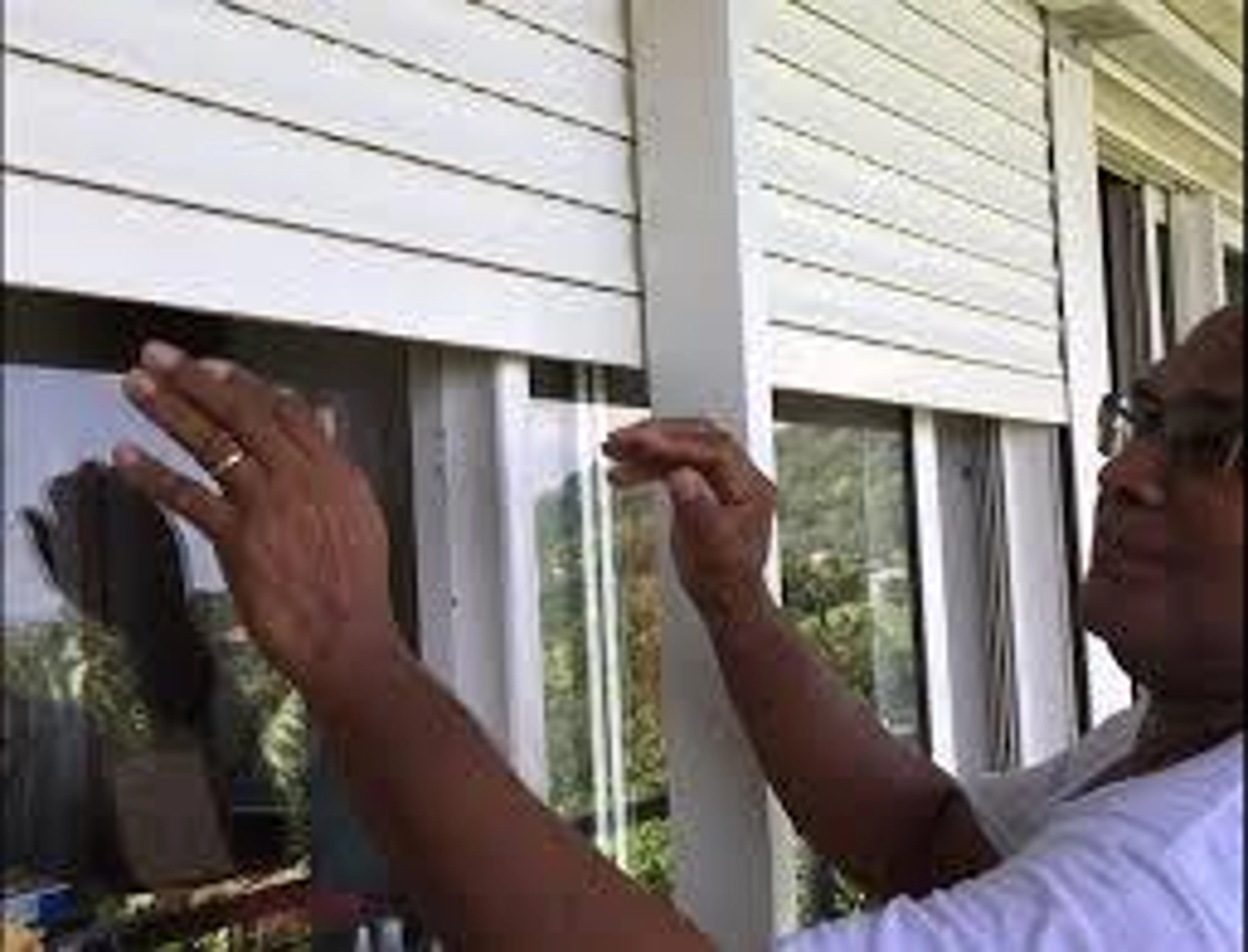 Volet roulant qui bouge avec le vent : solutions et conseils