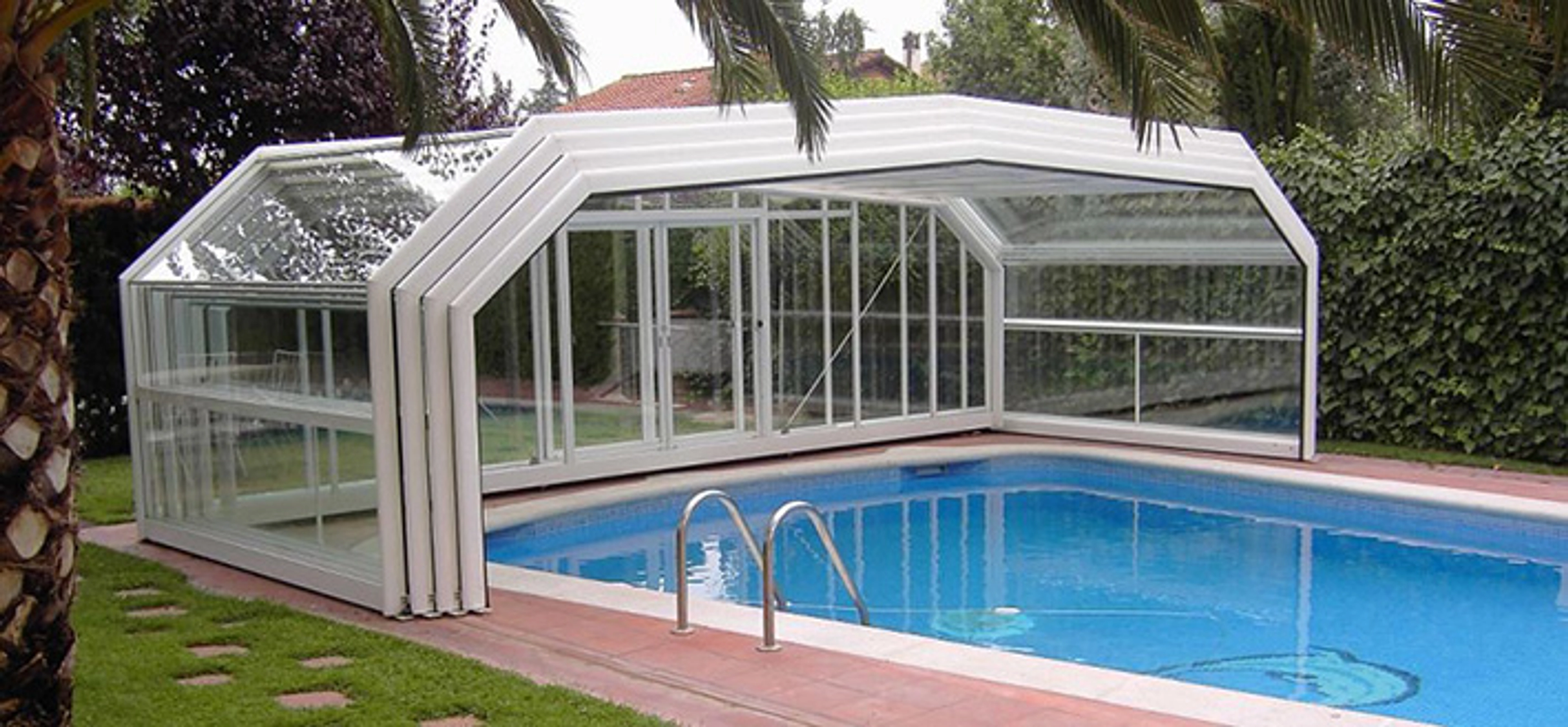 Abri de piscine : avantages et inconvénients clés