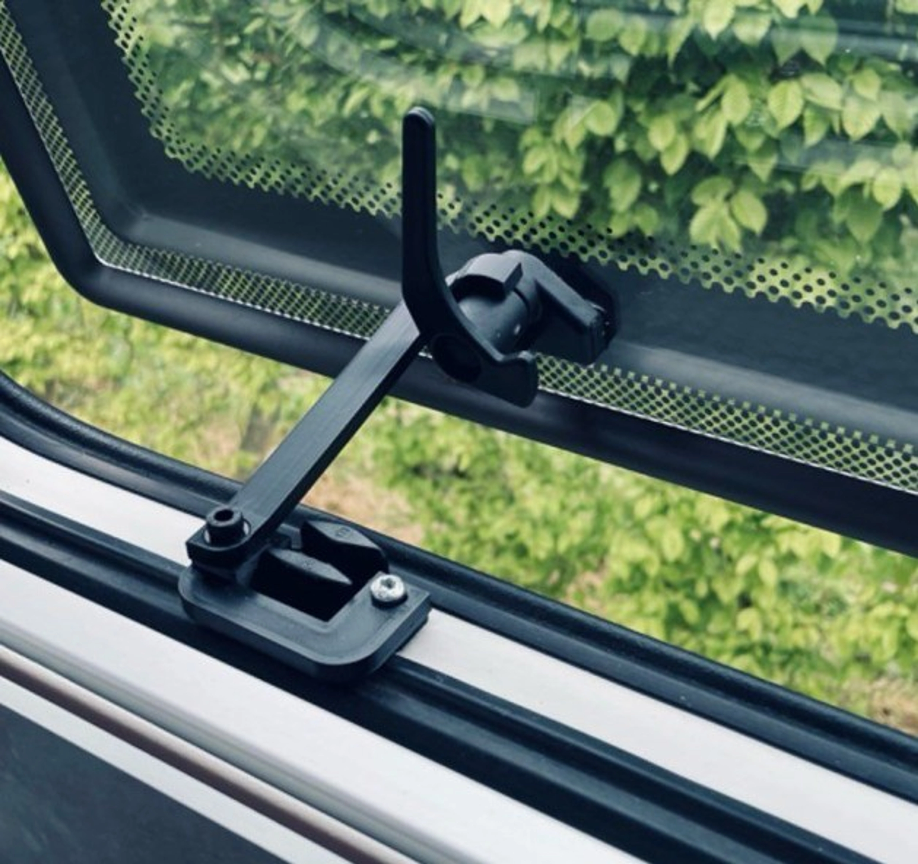 Guide pour réparer un compas de fenêtre camping-car