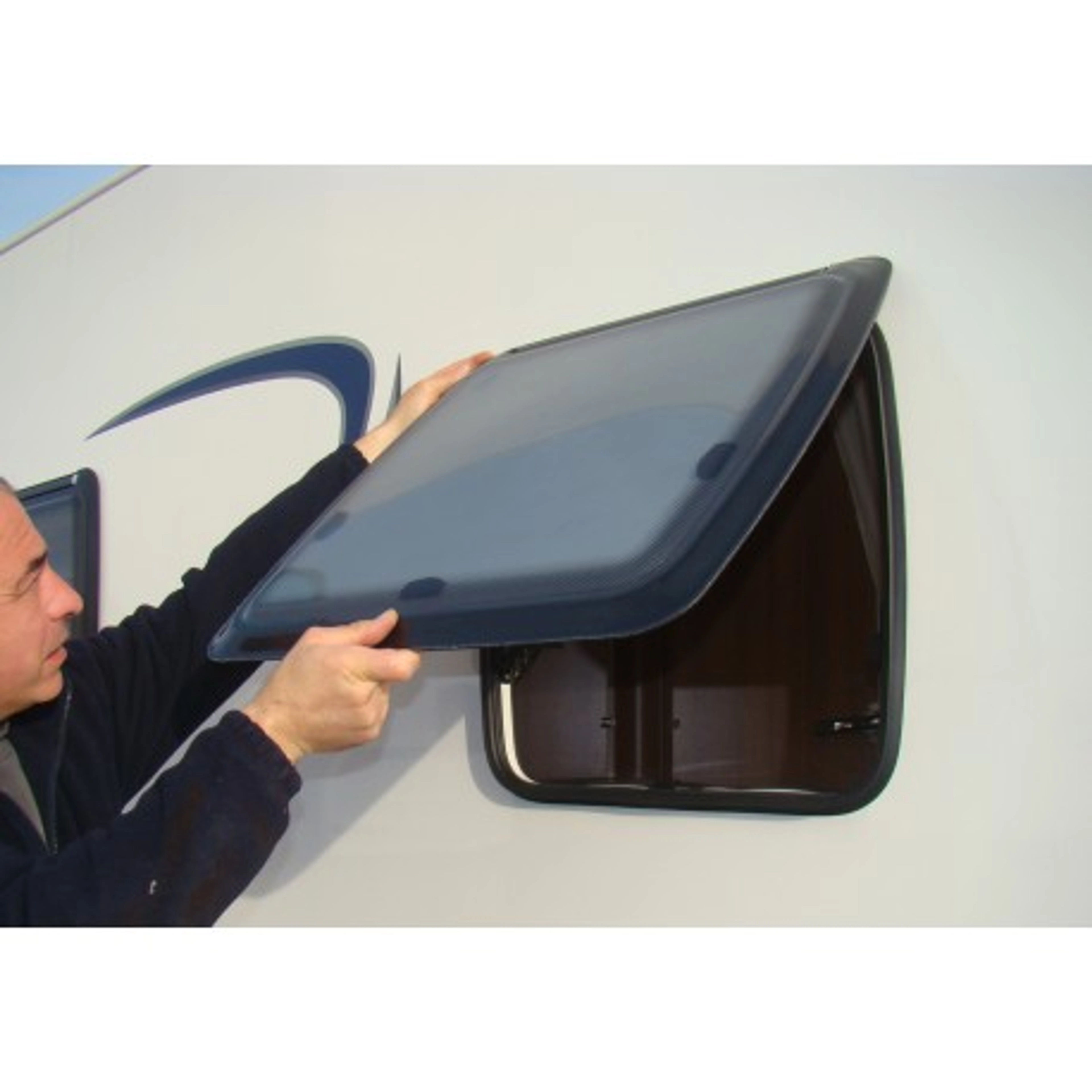 Guide pour réparer un compas de fenêtre camping-car