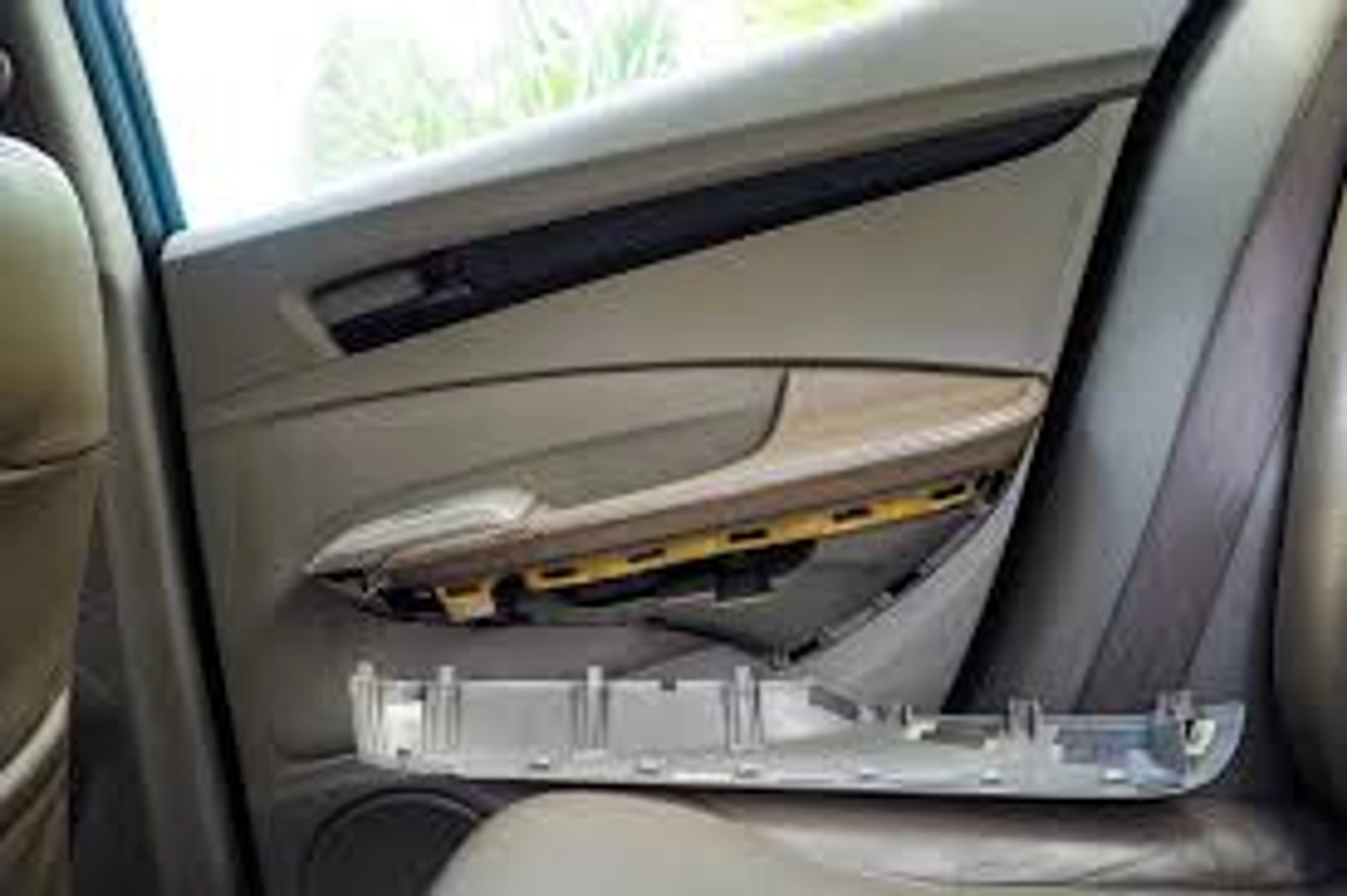 Comment réparer une portière voiture grince ?