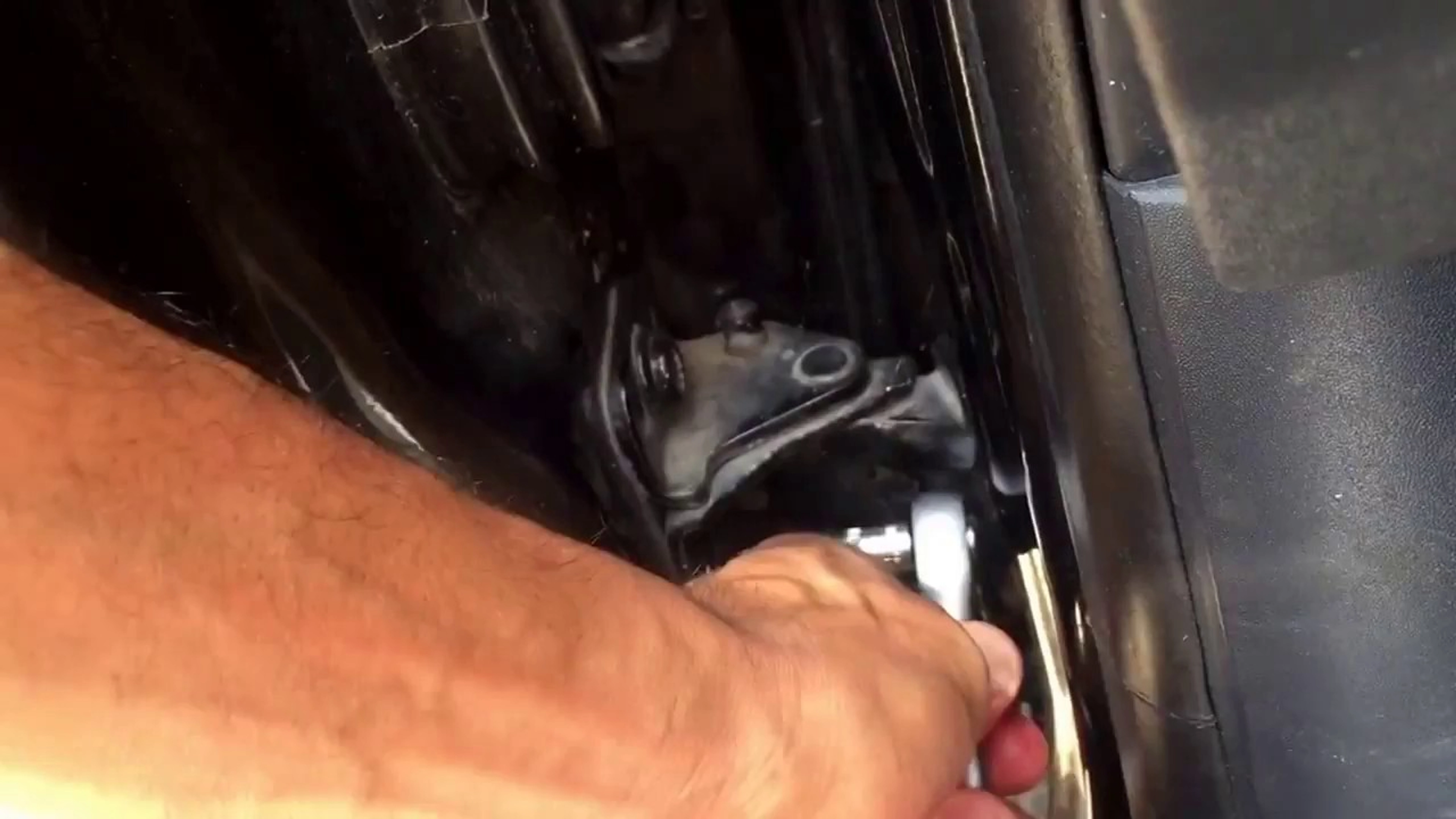 Comment réparer une portière voiture grince ?